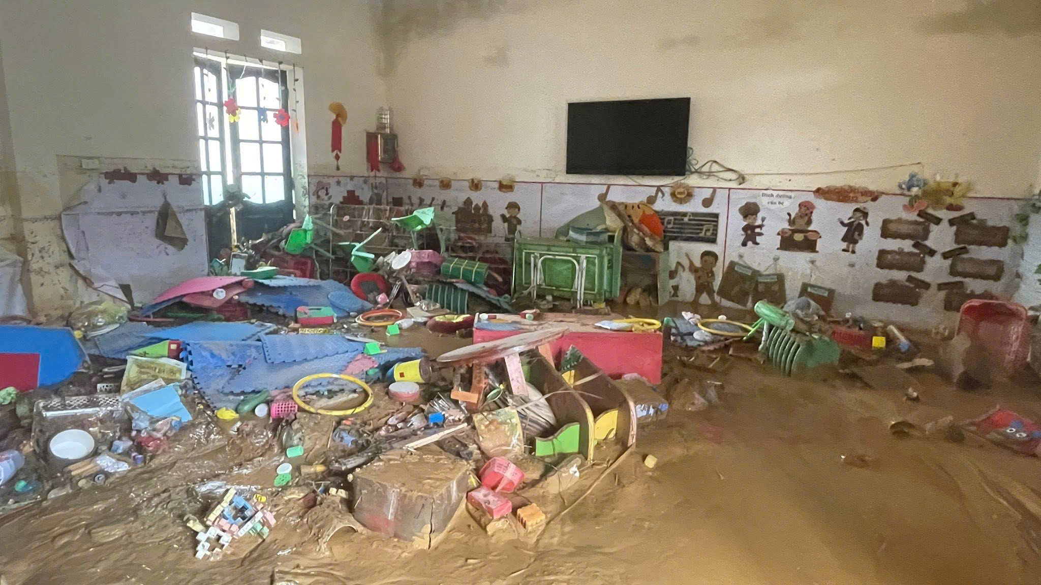 VIDEO: Lũ qu&eacute;t kinh ho&agrave;ng "t&agrave;n ph&aacute;" điểm trường mầm non ở Th&aacute;i Nguy&ecirc;n  - Ảnh 2.