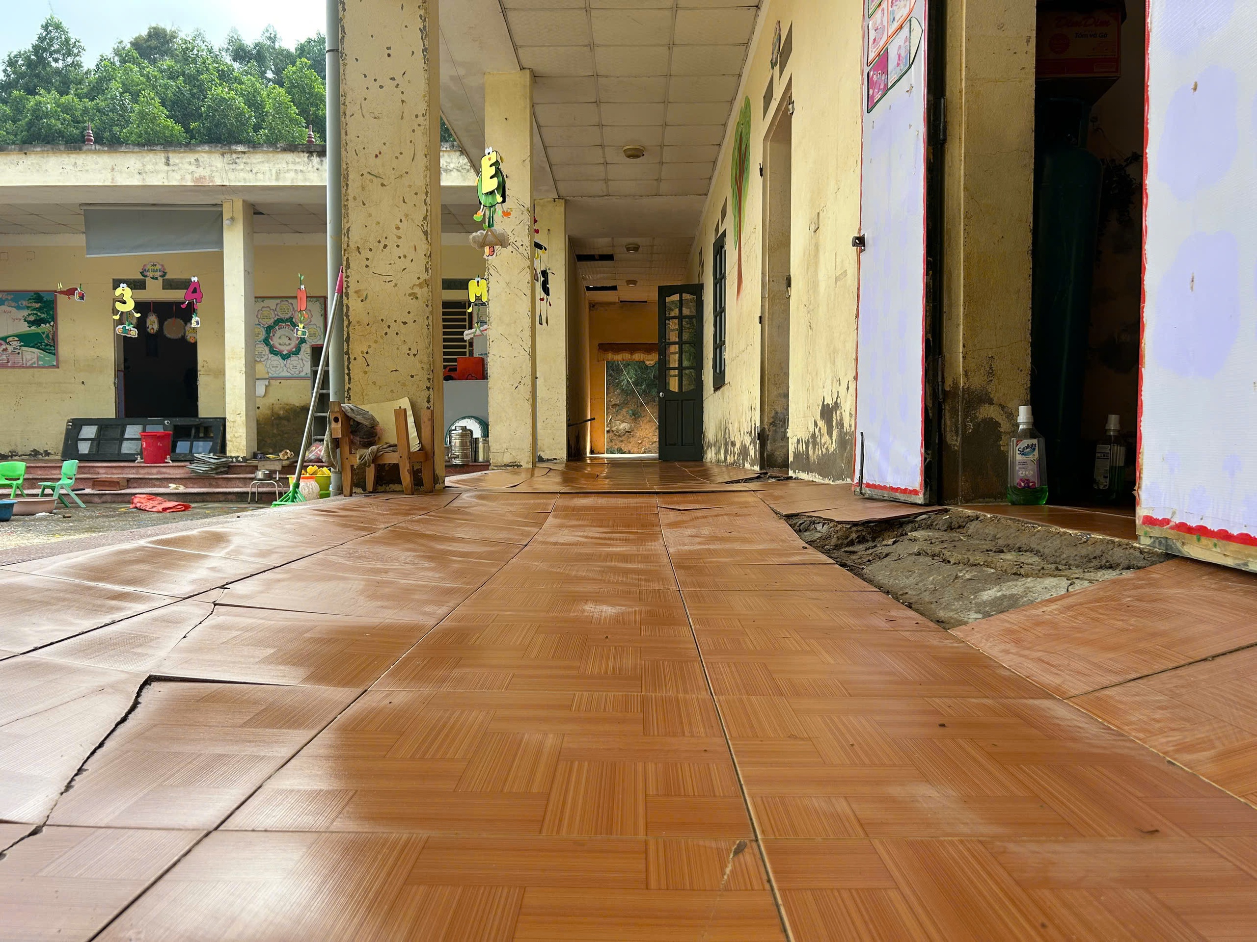 VIDEO: Lũ qu&eacute;t kinh ho&agrave;ng "t&agrave;n ph&aacute;" điểm trường mầm non ở Th&aacute;i Nguy&ecirc;n  - Ảnh 12.
