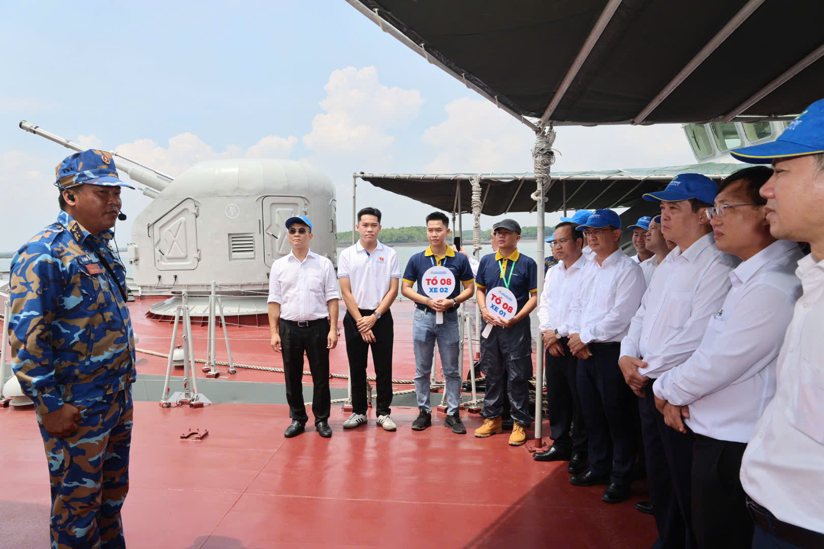Đo&agrave;n đại biểu Đại hội Đảng bộ TP HCM l&agrave;m việc với V&ugrave;ng 2 Hải qu&acirc;n - Ảnh 9.