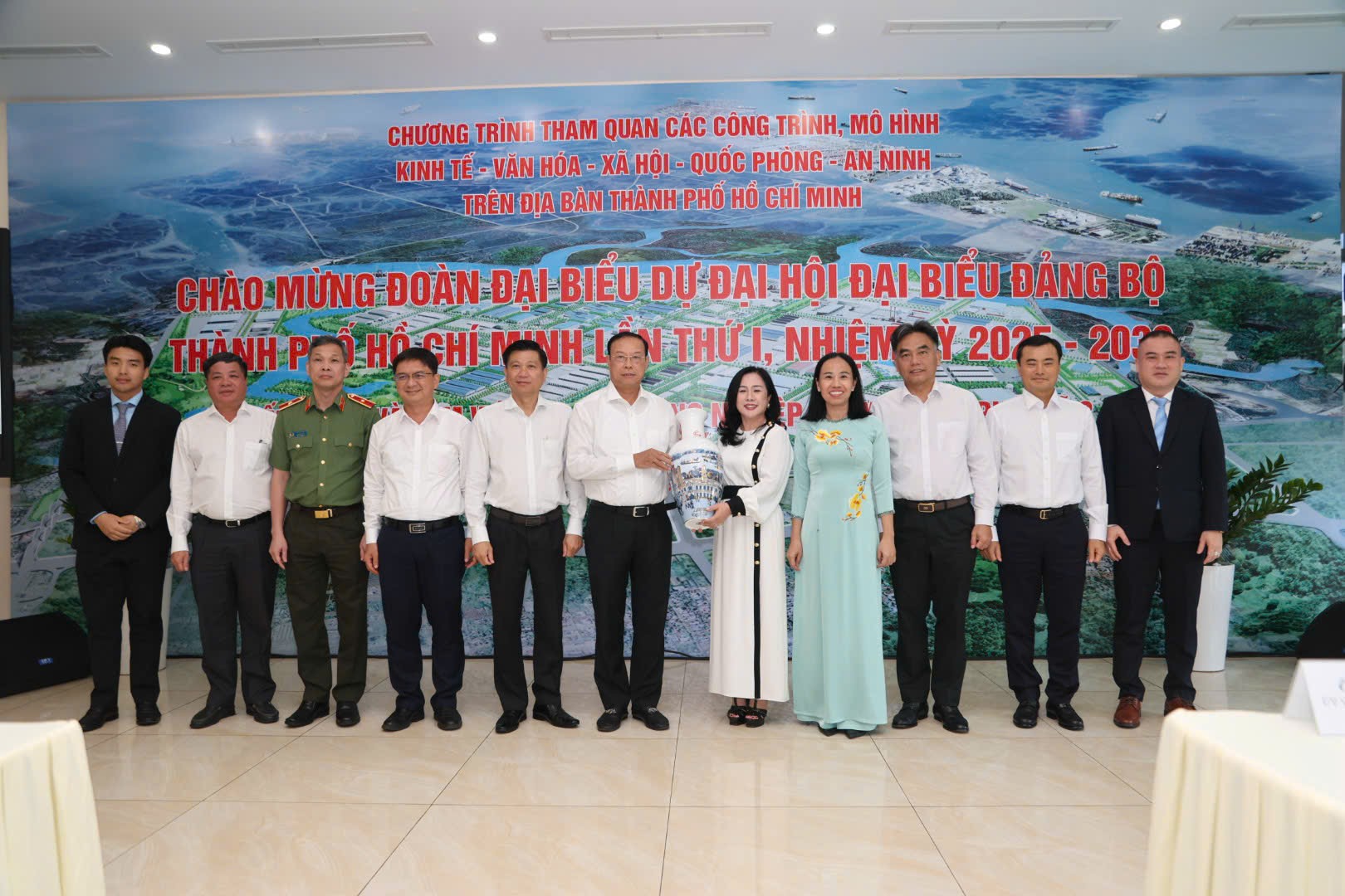 Đo&agrave;n Đại biểu dự Đại hội Đảng bộ TP HCM l&agrave;m việc tại Cảng Gemalink v&agrave; KCN chuy&ecirc;n s&acirc;u Ph&uacute; Mỹ 3 - Ảnh 4.
