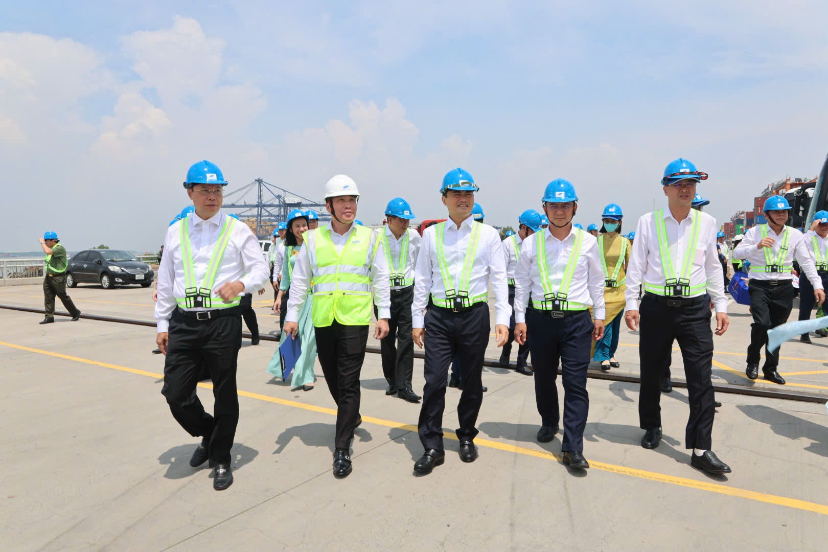 Đo&agrave;n Đại biểu dự Đại hội Đảng bộ TP HCM l&agrave;m việc tại Cảng Gemalink v&agrave; KCN chuy&ecirc;n s&acirc;u Ph&uacute; Mỹ 3 - Ảnh 1.