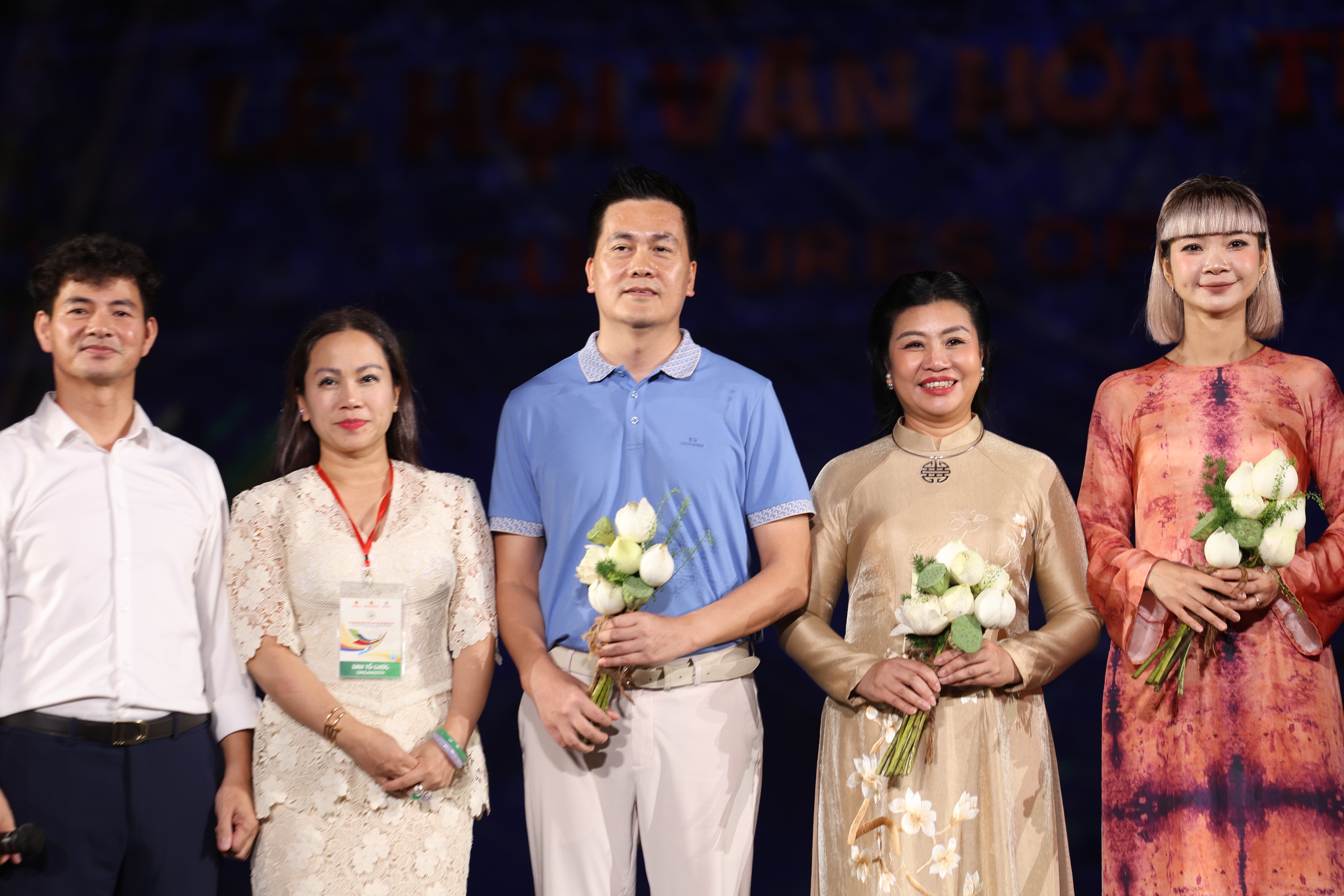 Phu nh&acirc;n Đại sứ S&eacute;c, Mỹ, Nhật Bản, Ukraine tr&igrave;nh diễn &aacute;o d&agrave;i Việt Nam - Ảnh 8.