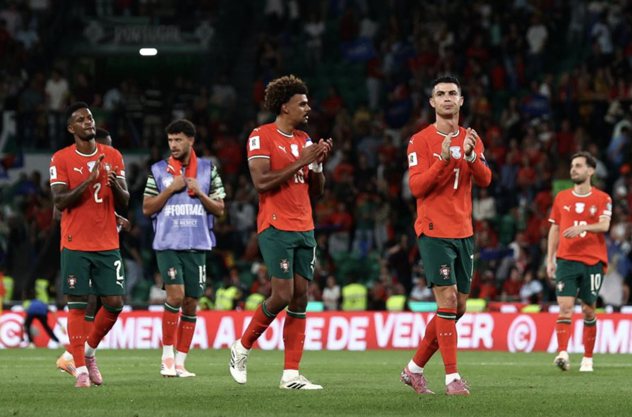 Ronaldo s&uacute;t hỏng phạt đền, Ruben Neves "giải cứu" Bồ Đ&agrave;o Nha - Ảnh 6.