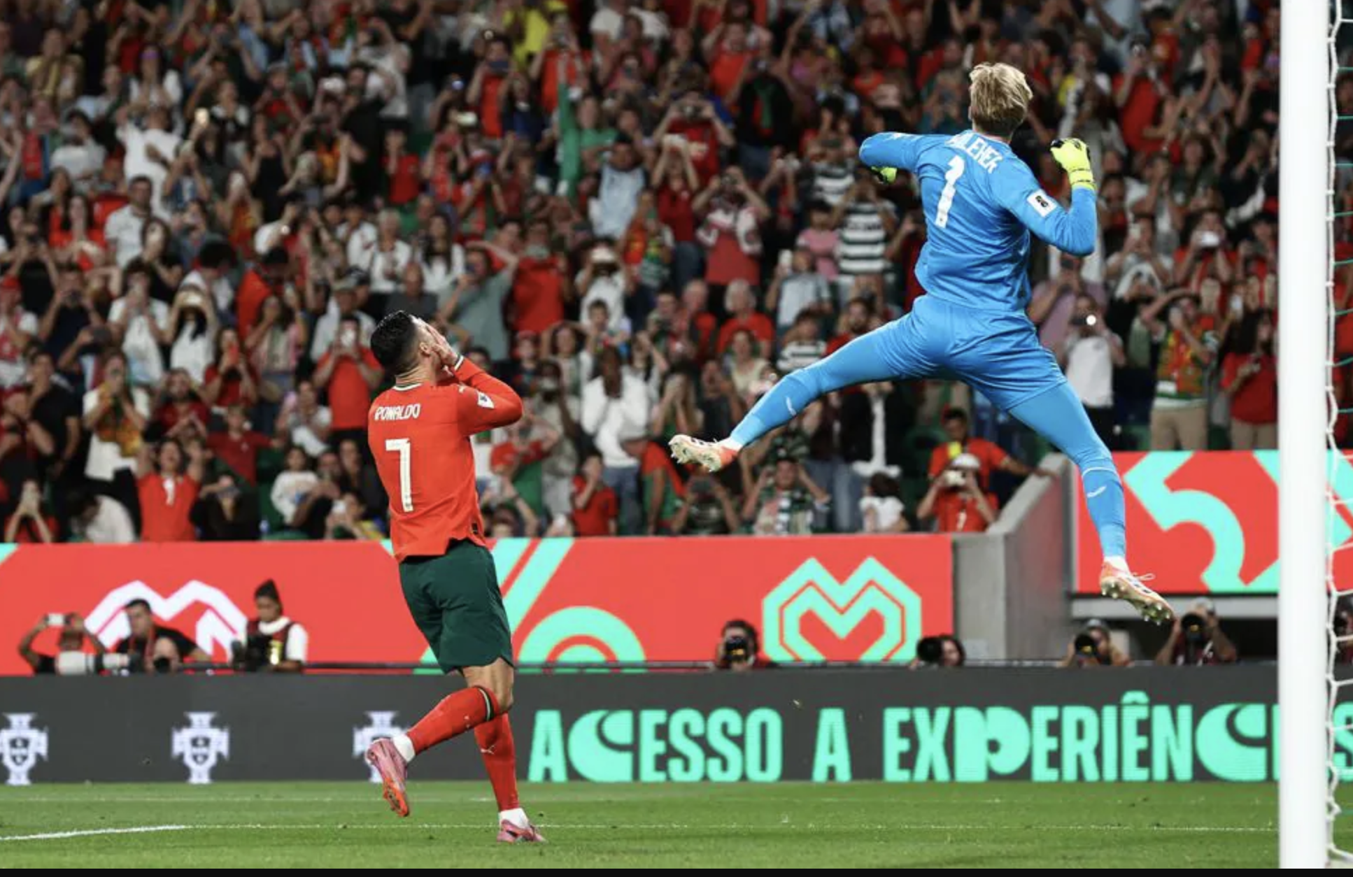 Ronaldo s&uacute;t hỏng phạt đền, Ruben Neves "giải cứu" Bồ Đ&agrave;o Nha - Ảnh 3.