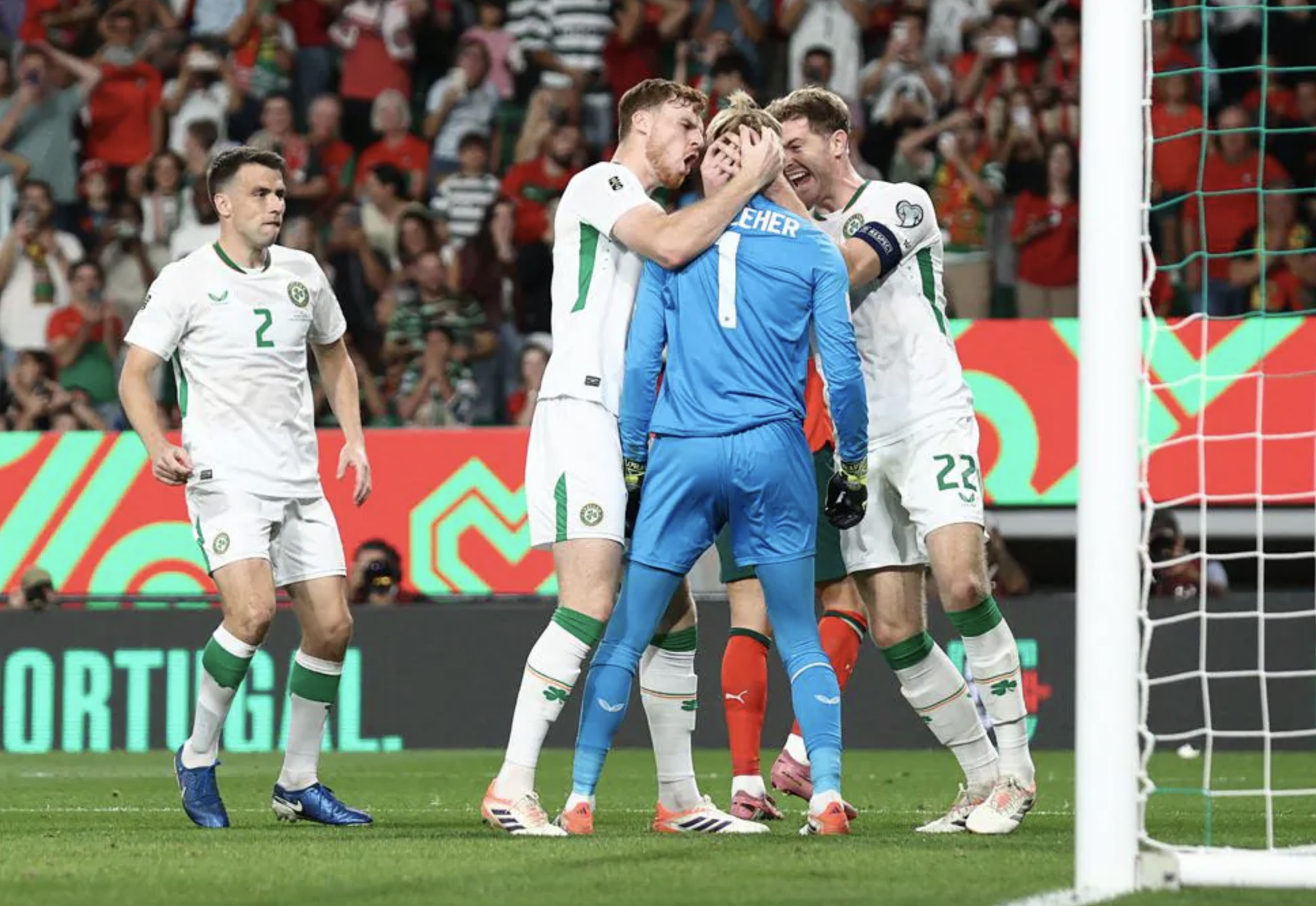 Ronaldo s&uacute;t hỏng phạt đền, Ruben Neves "giải cứu" Bồ Đ&agrave;o Nha - Ảnh 4.