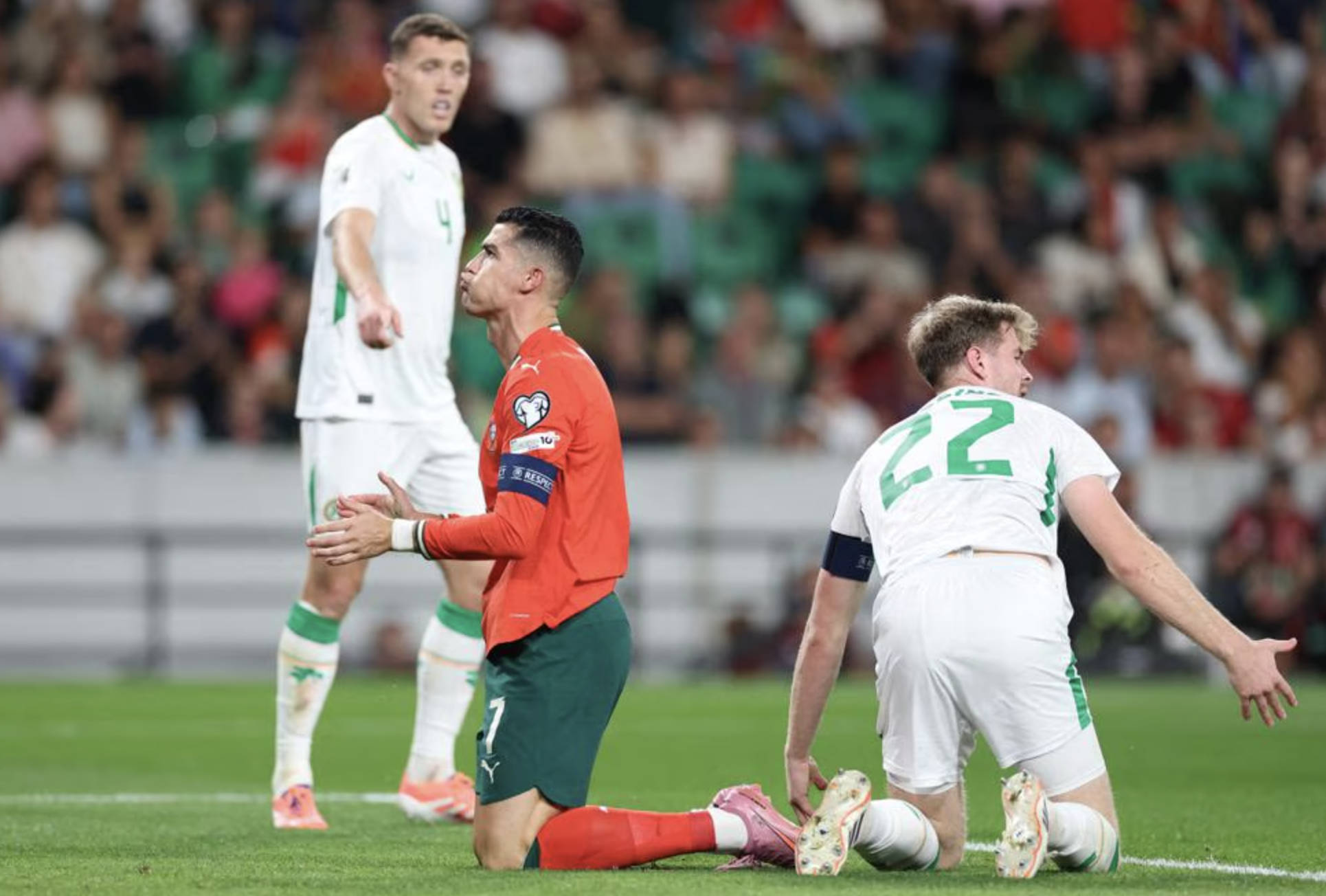Ronaldo s&uacute;t hỏng phạt đền, Ruben Neves "giải cứu" Bồ Đ&agrave;o Nha - Ảnh 1.