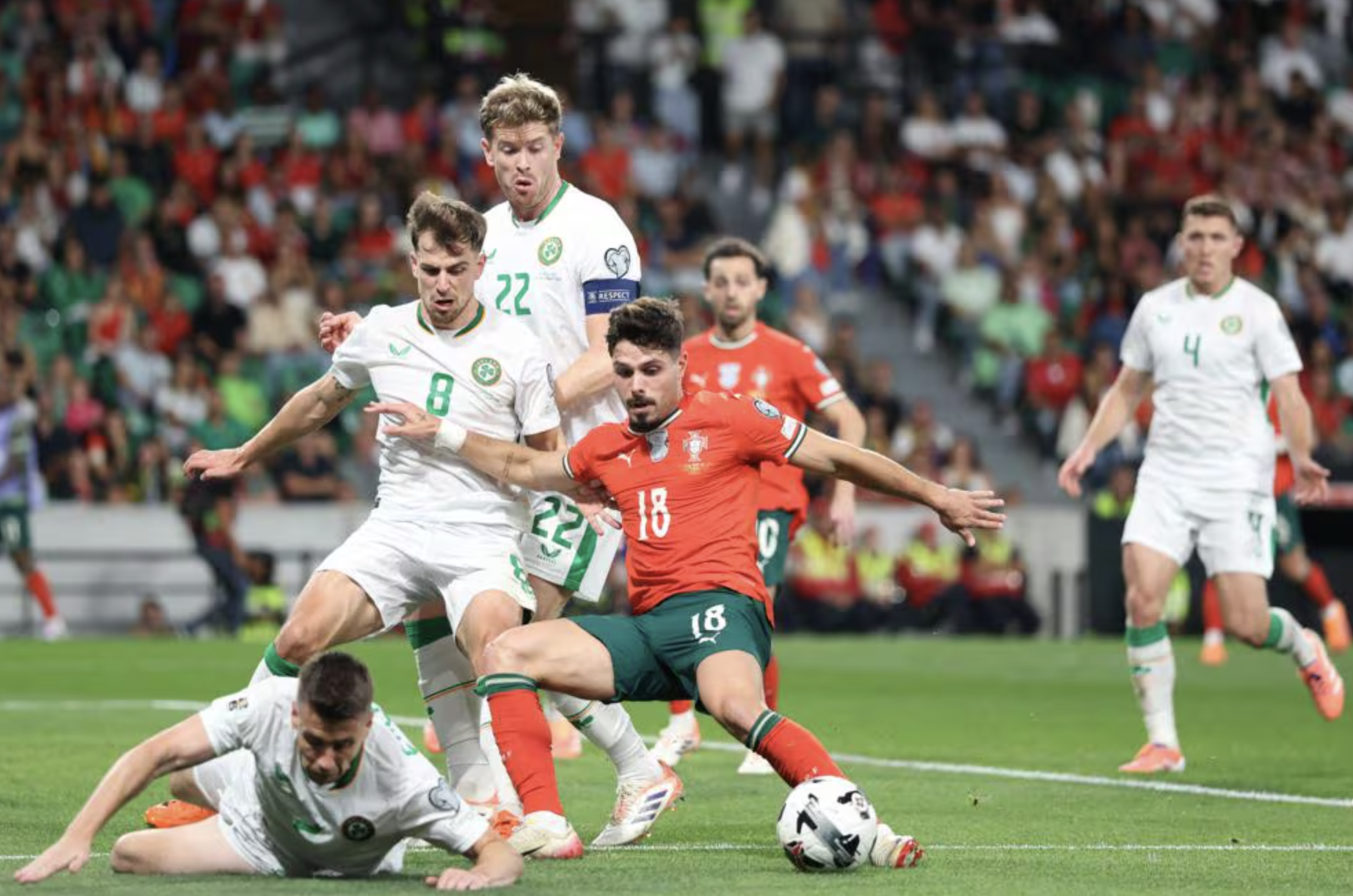 Ronaldo s&uacute;t hỏng phạt đền, Ruben Neves "giải cứu" Bồ Đ&agrave;o Nha - Ảnh 2.