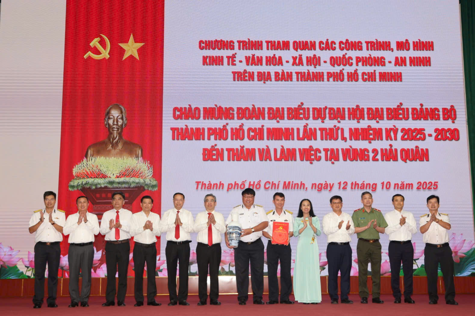 Đo&agrave;n đại biểu Đại hội Đảng bộ TP HCM l&agrave;m việc với V&ugrave;ng 2 Hải qu&acirc;n - Ảnh 4.