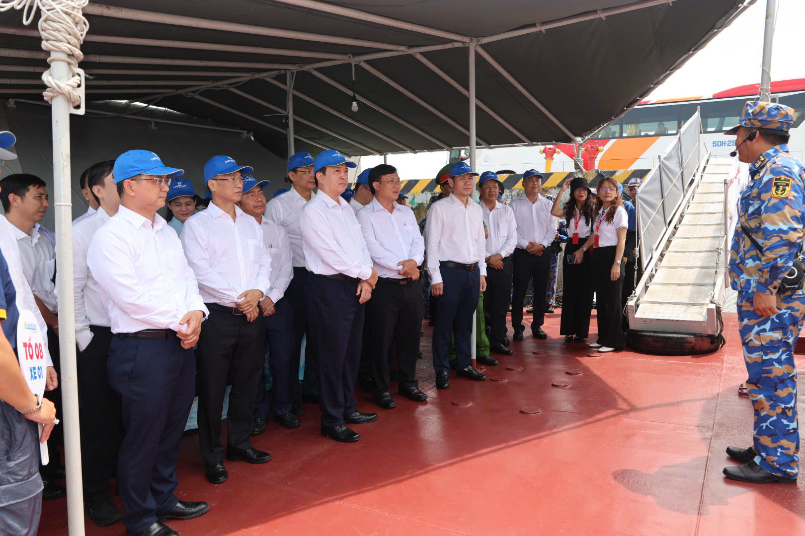 Đo&agrave;n đại biểu Đại hội Đảng bộ TP HCM l&agrave;m việc với V&ugrave;ng 2 Hải qu&acirc;n - Ảnh 6.