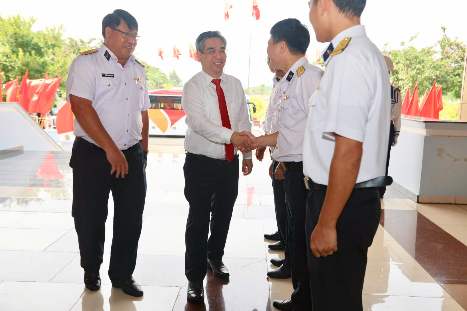 Đo&agrave;n đại biểu Đại hội Đảng bộ TP HCM l&agrave;m việc với V&ugrave;ng 2 Hải qu&acirc;n - Ảnh 1.
