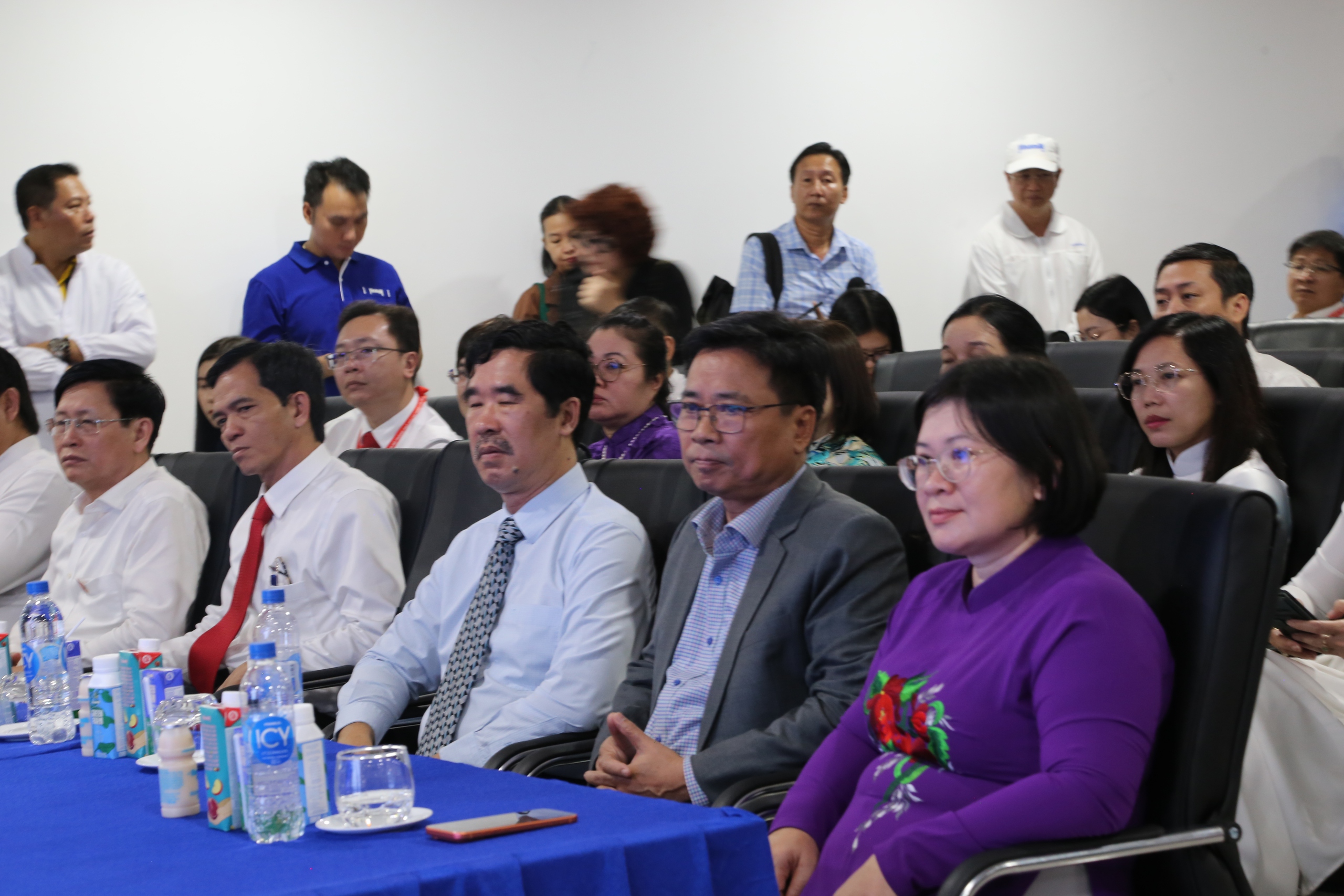Tổ đại biểu tham dự Đại hội đại biểu Đảng bộ TP HCM tham quan Nh&agrave; m&aacute;y sữa Vinamilk - Ảnh 1.