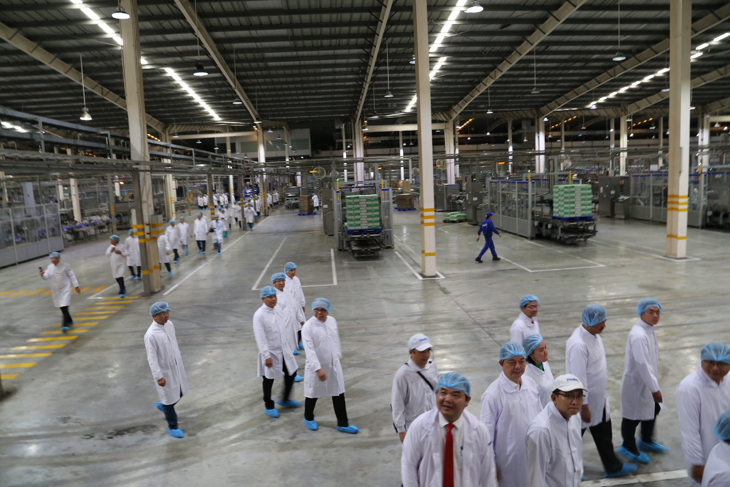 Tổ đại biểu tham dự Đại hội đại biểu Đảng bộ TP HCM tham quan Nh&agrave; m&aacute;y sữa Vinamilk - Ảnh 4.