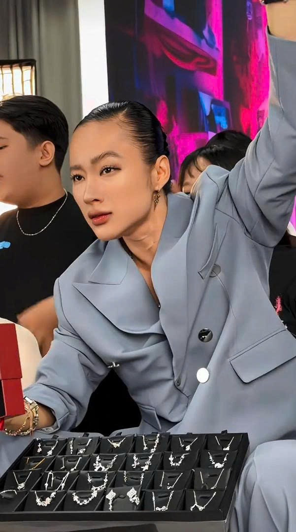 Angela Phương Trinh l&agrave;m tr&ograve;?   - Ảnh 1.