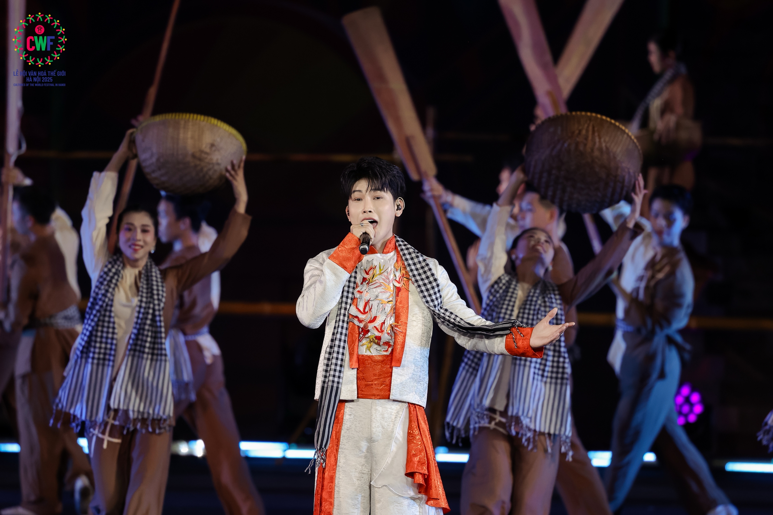 Tiêu Minh Phụng "sĩ đến hết đời" khi tham gia chương trình Lễ hội giao lưu văn hoá Thế giới 2025 - Ảnh 1.