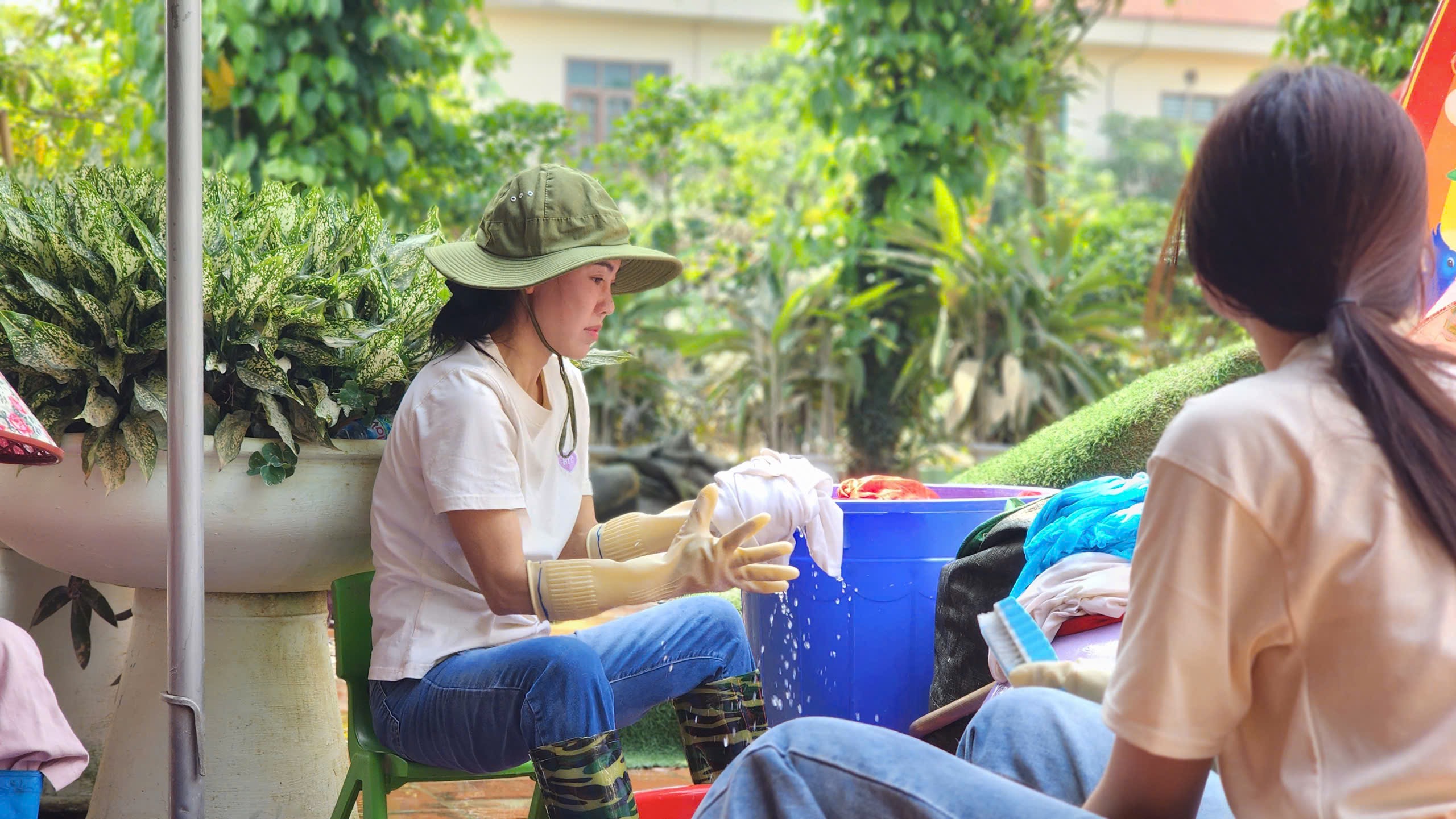"Bà trùm hoa hậu" đưa hoa hậu đi dọn rác, dẹp bùn - Ảnh 4.