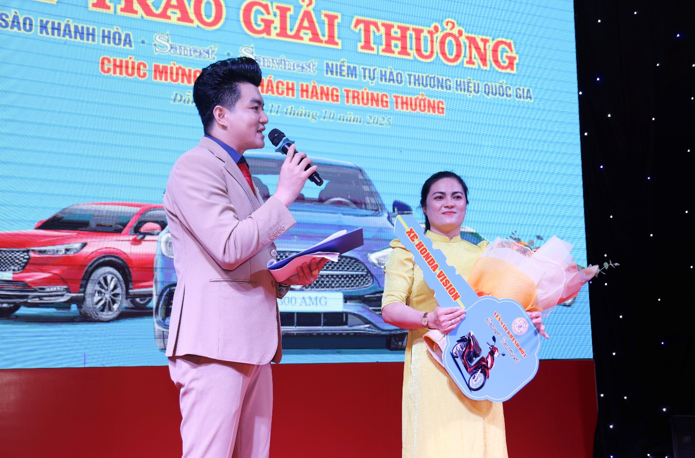 Yến s&agrave;o Kh&aacute;nh H&ograve;a Sanest Sanvinest tri &acirc;n kh&aacute;ch h&agrave;ng - Ảnh 2.