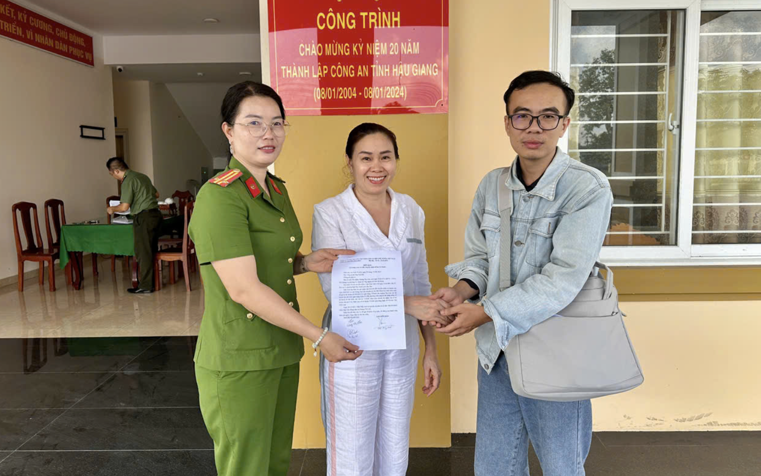 Bất ngờ nhận hàng trăm triệu đồng từ tài khoản "lạ", nhiều người liền báo công an