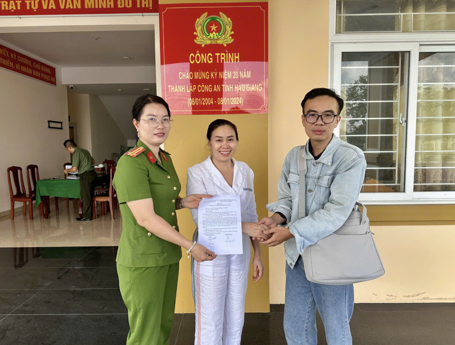 Cần Thơ: Nhiều người nhận tiền từ tài khoản lạ và báo Công an - Ảnh 1.