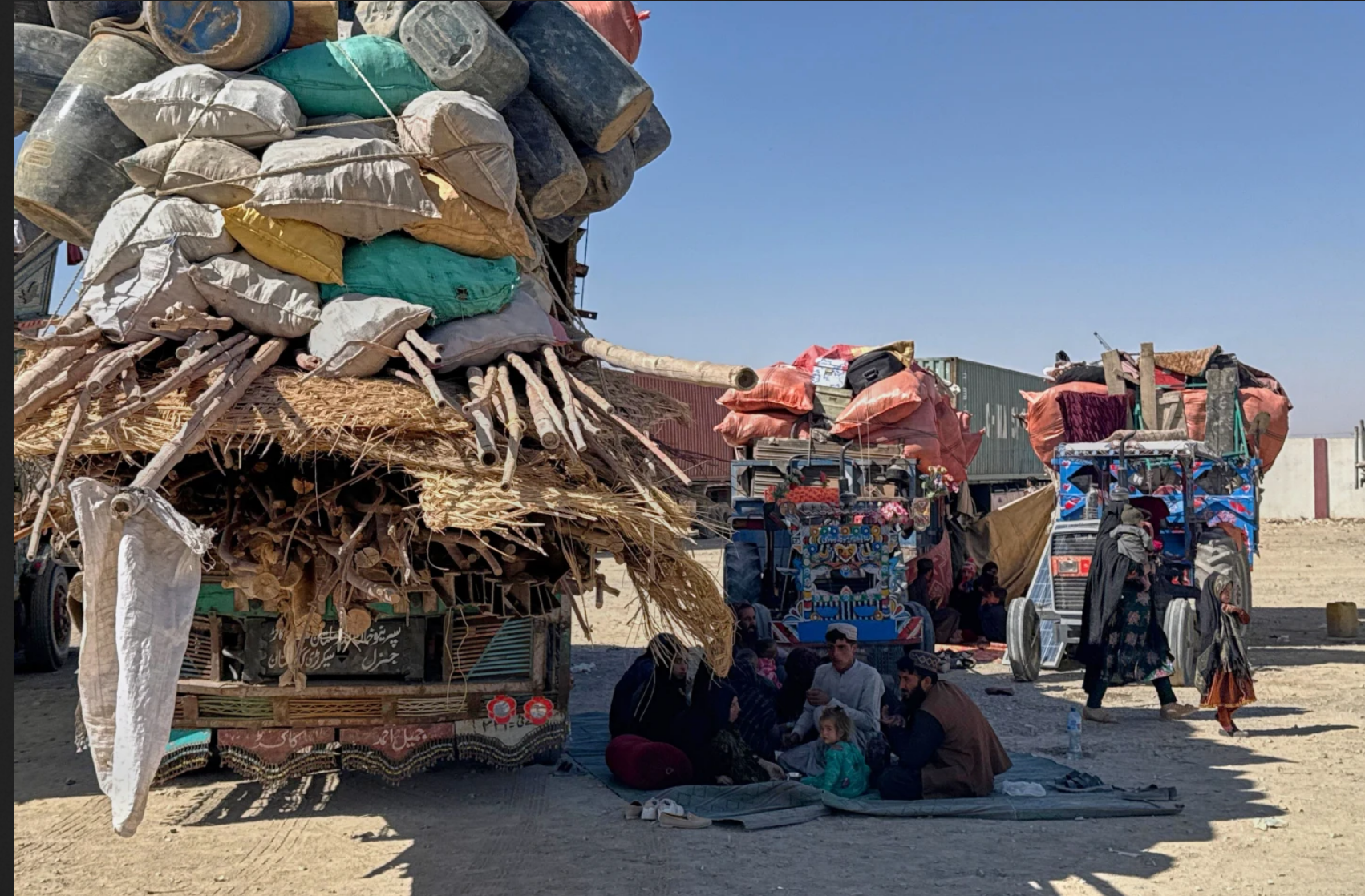 Afghanistan tấn c&ocirc;ng bi&ecirc;n giới Pakistan, căng thẳng leo thang - Ảnh 2.