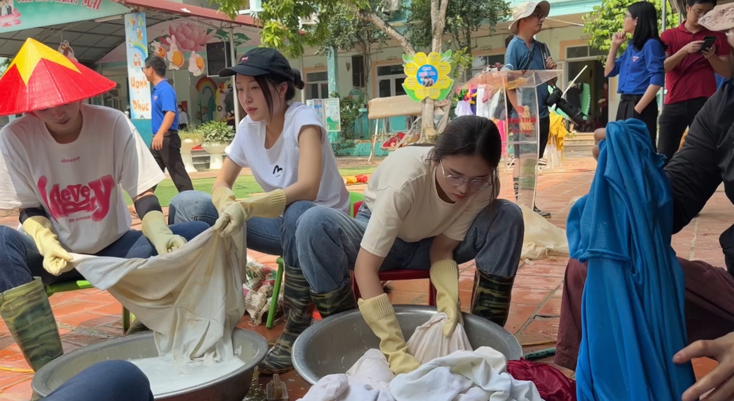 "Bà trùm hoa hậu" đưa hoa hậu đi dọn rác, dẹp bùn - Ảnh 1.