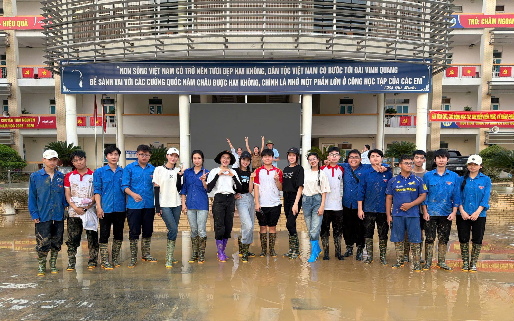 "Bà trùm hoa hậu" đưa hoa hậu, á hậu đi dọn rác, dẹp bùn


