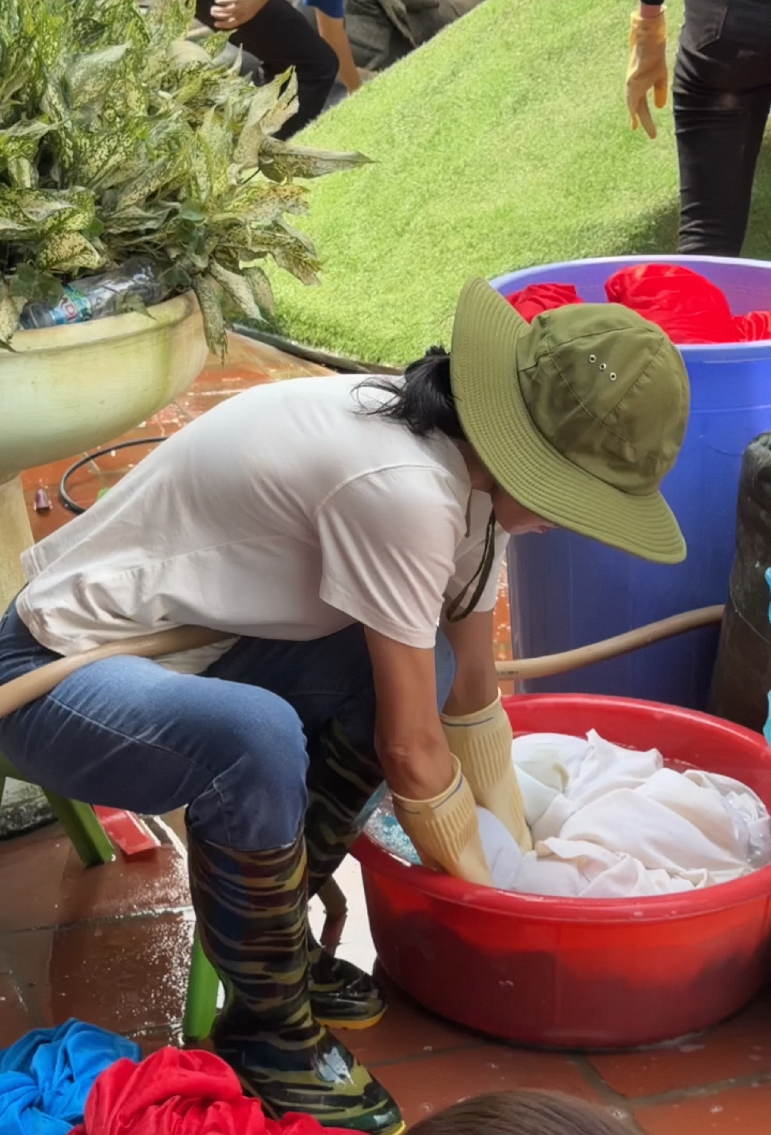 "Bà trùm hoa hậu" đưa hoa hậu đi dọn rác, dẹp bùn - Ảnh 3.