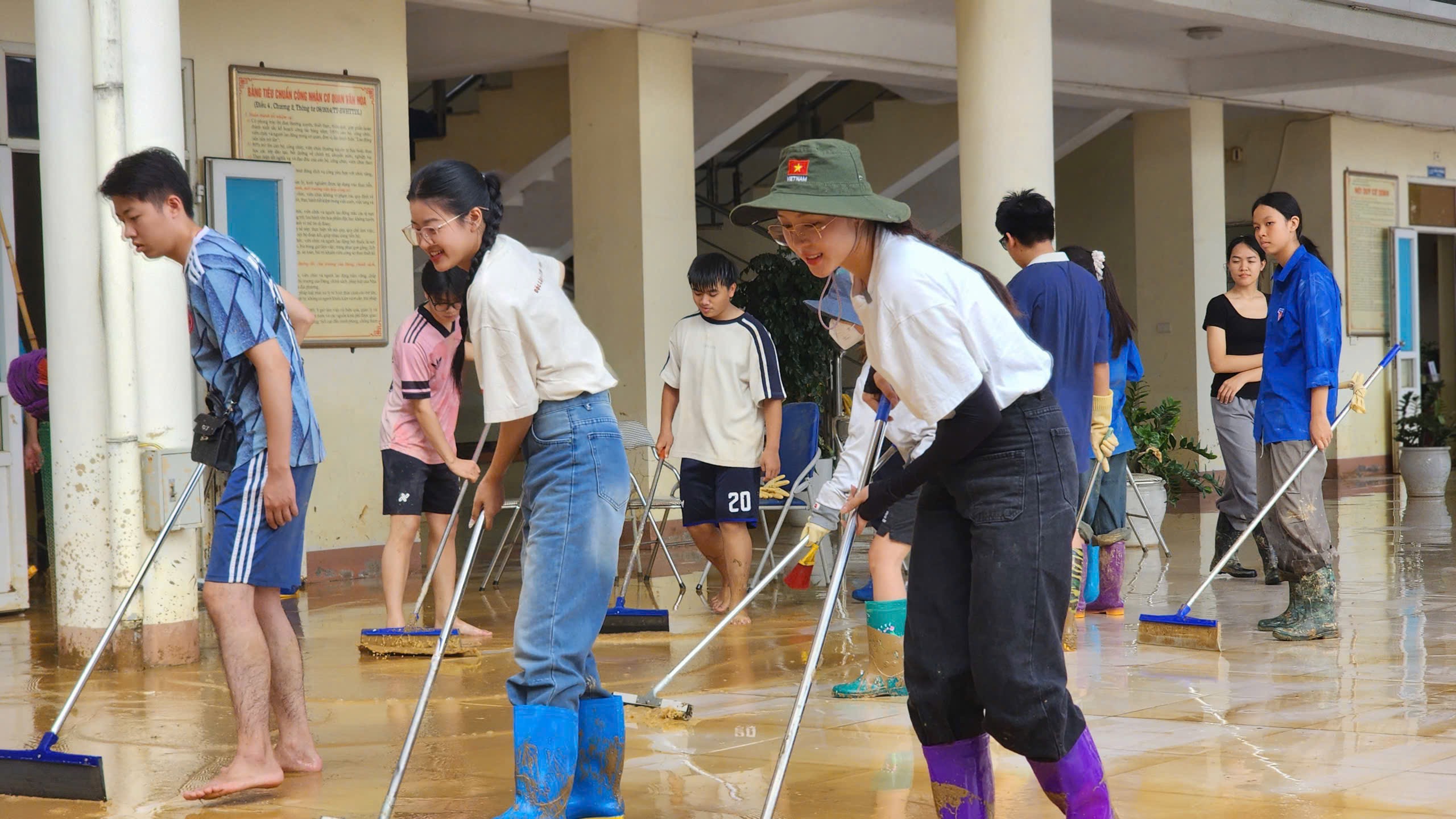"Bà trùm hoa hậu" đưa hoa hậu đi dọn rác, dẹp bùn - Ảnh 2.