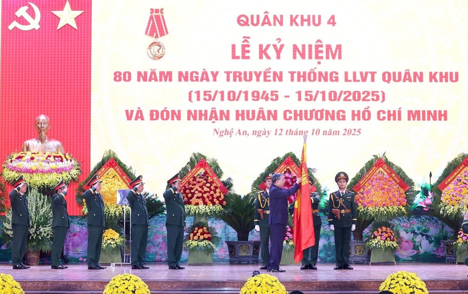 Tổng B&iacute; thư T&ocirc; L&acirc;m dự Lễ kỷ niệm 80 năm Ng&agrave;y truyền thống Lực lượng vũ trang Qu&acirc;n khu 4 - Ảnh 4.
