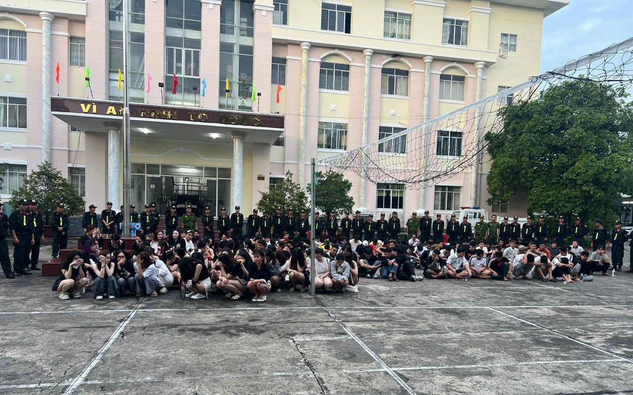 Cần Thơ: Đột kích quán bar, karaoke "sang chảnh", phát hiện nhiều người dương tính với ma túy
