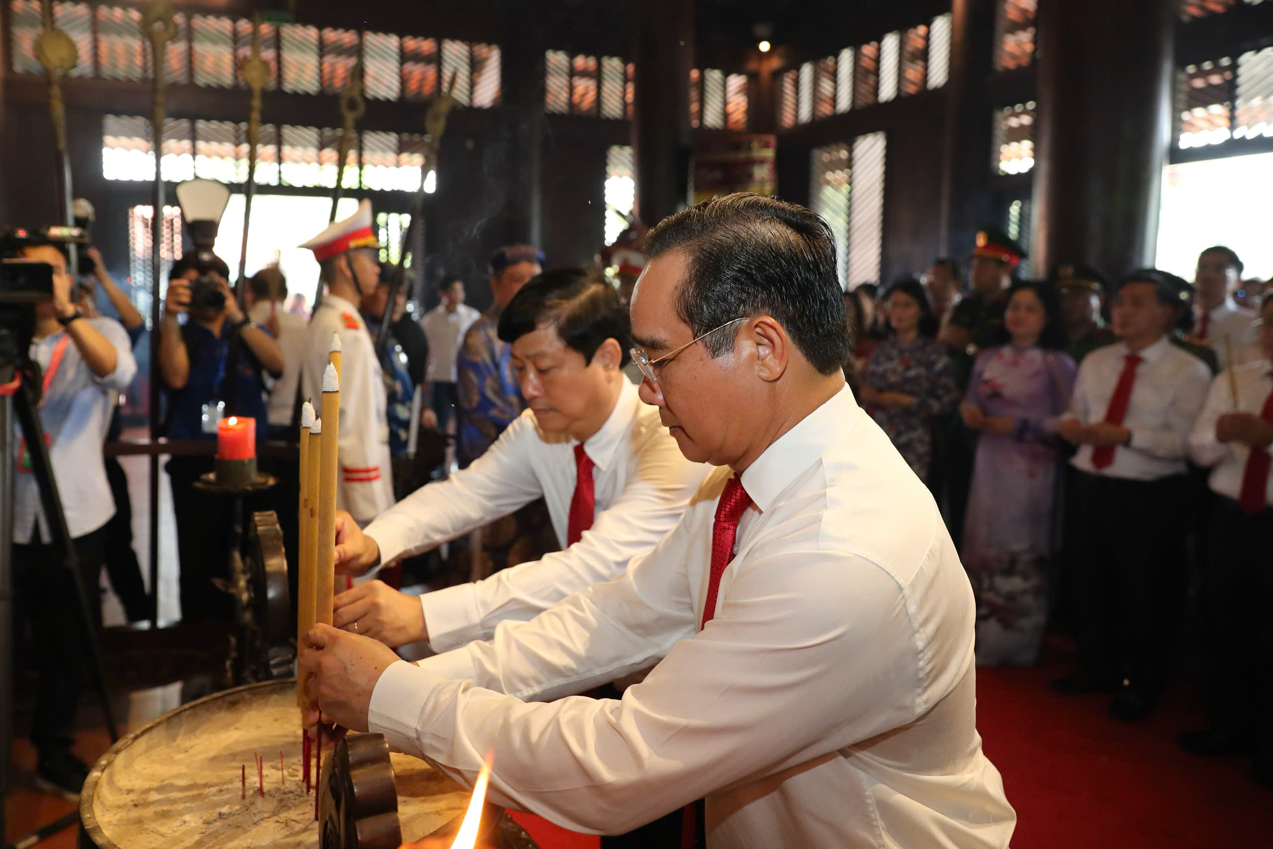 Đoàn đại biểu Đại hội Đảng bộ TP HCM dâng hương Đền thờ Đức Lễ Thành hầu Nguyễn Hữu Cảnh - Ảnh 5.