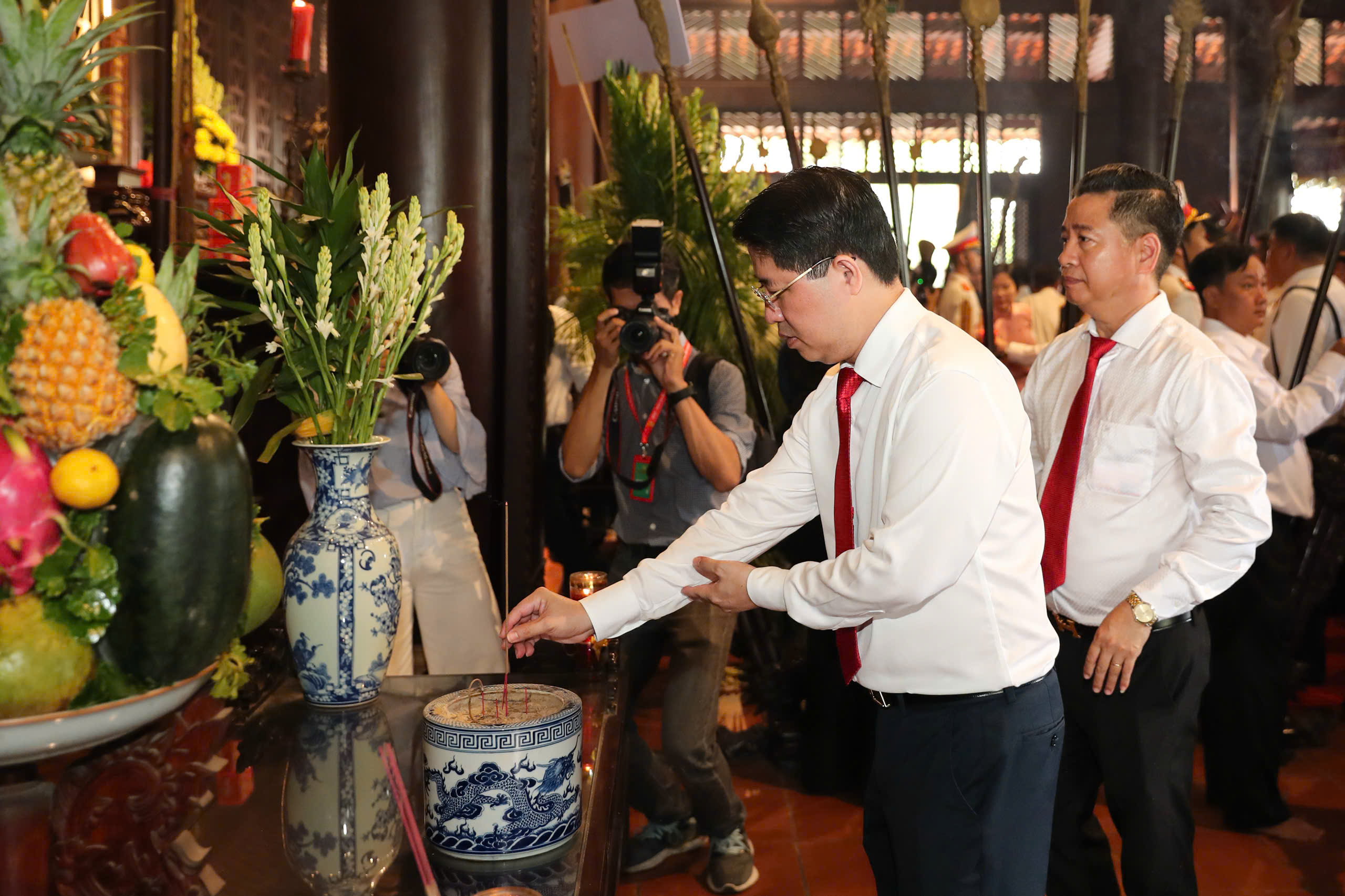 Đoàn đại biểu Đại hội Đảng bộ TP HCM dâng hương Đền thờ Đức Lễ Thành hầu Nguyễn Hữu Cảnh - Ảnh 7.