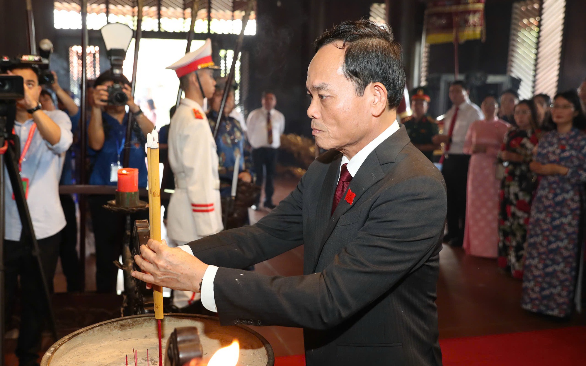 Đoàn đại biểu Đại hội Đảng bộ TP HCM dâng hương Đền thờ Đức Lễ Thành hầu Nguyễn Hữu Cảnh