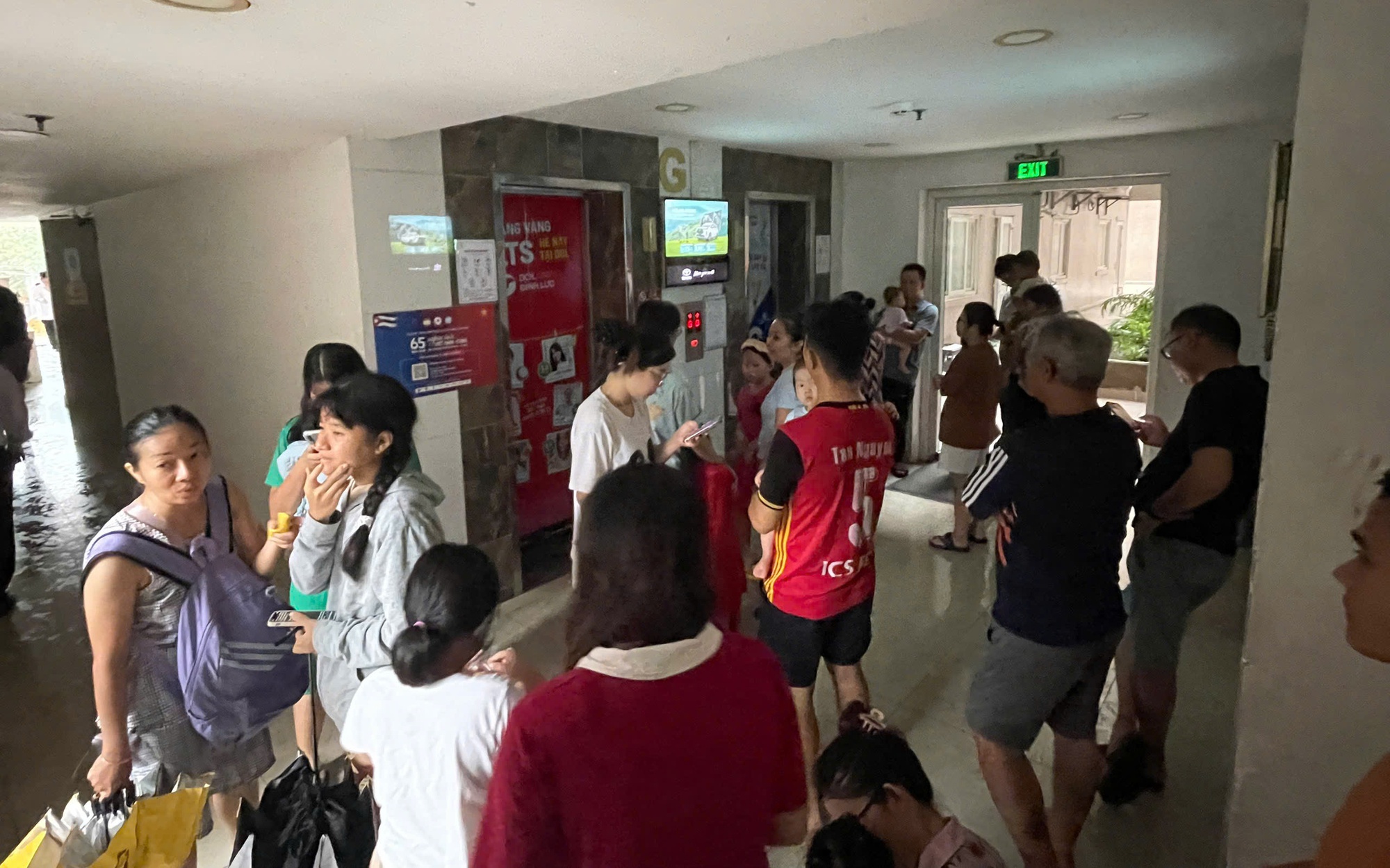 Cháy tầng 15 chung cư ở TP HCM lúc trời đang mưa