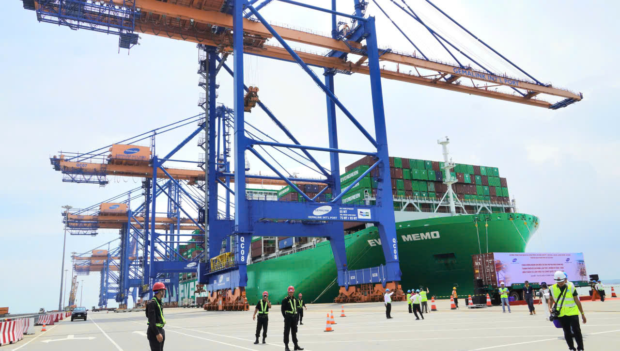 Nâng tầm năng lực tiếp nhận tàu siêu trọng tải tại cảng Cái Mép - Thị Vải - Ảnh 1.