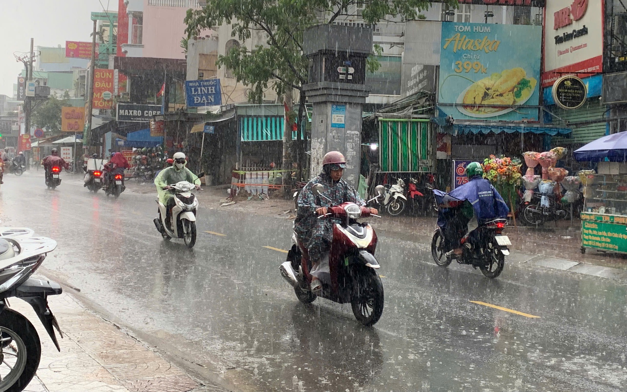 Trời TP HCM tối sầm, nhiều nơi mưa mù mịt