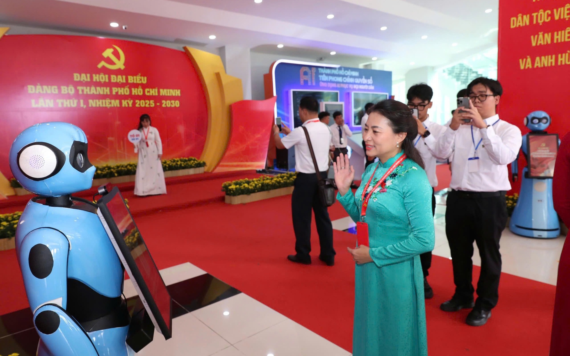 TP HCM khẩn trương ho&agrave;n thiện hạ tầng c&ocirc;ng nghệ th&ocirc;ng tin cho ch&iacute;nh quyền 2 cấp - Ảnh 2.