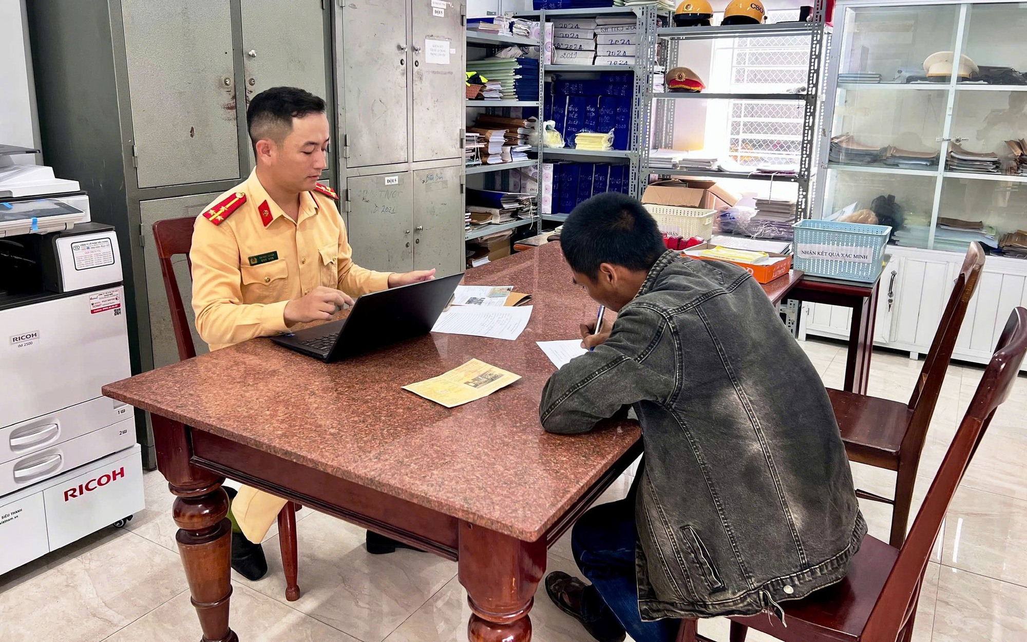 Thót tim cảnh xe tải chở ống cống bê tông không ràng buộc, bon bon trên Quốc lộ 1