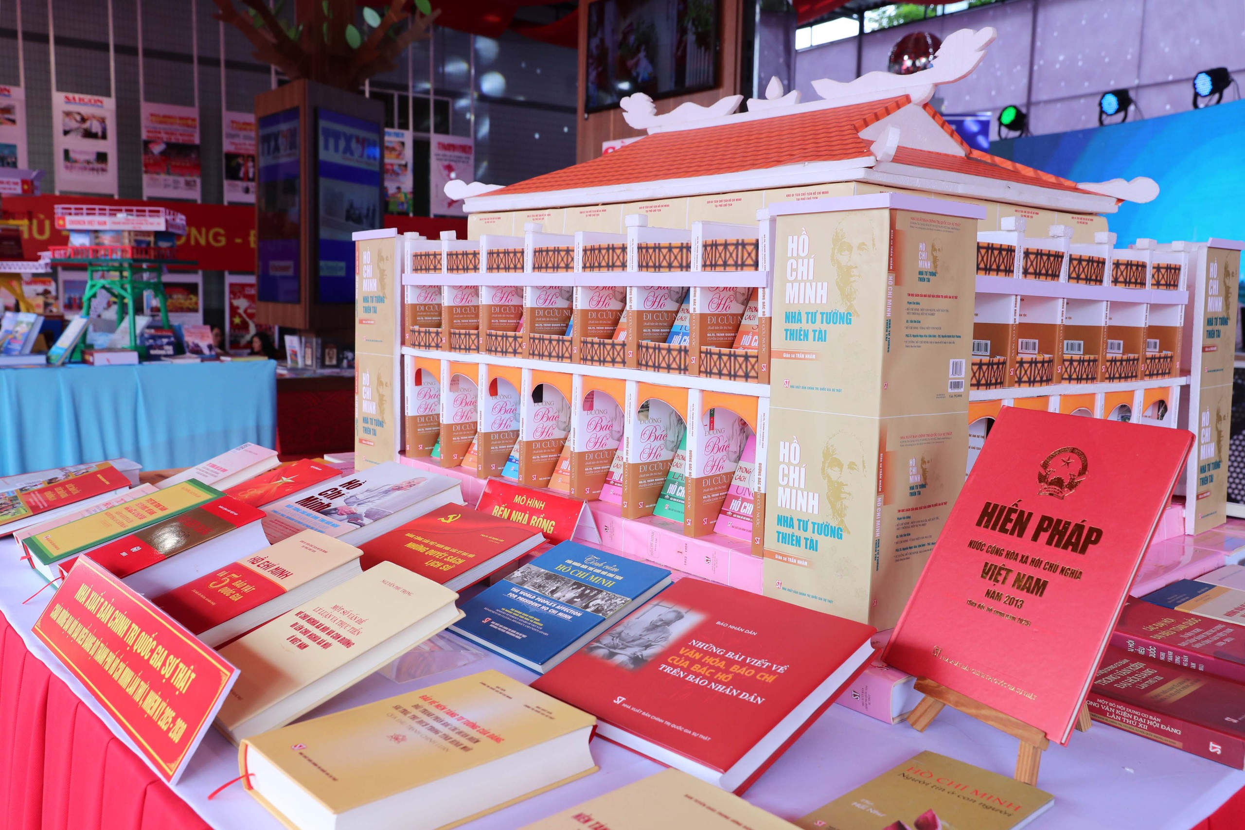 Kh&ocirc;ng gian triển l&atilde;m B&aacute;o ch&iacute; - Xuất bản tại Đại hội Đảng bộ TP HCM - Ảnh 4.