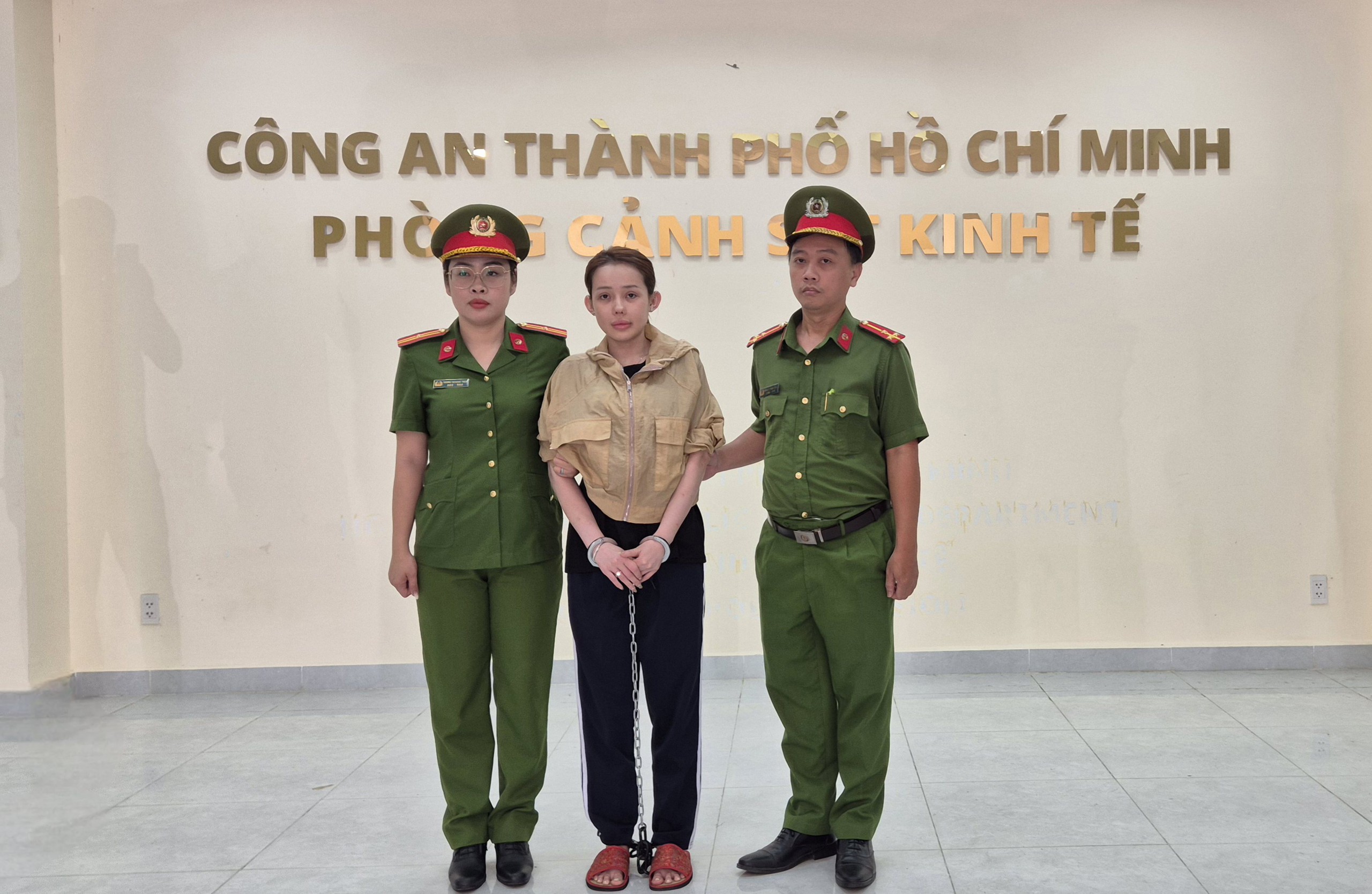 Công an TP HCM bắt Ngân 98 - Ảnh 1.