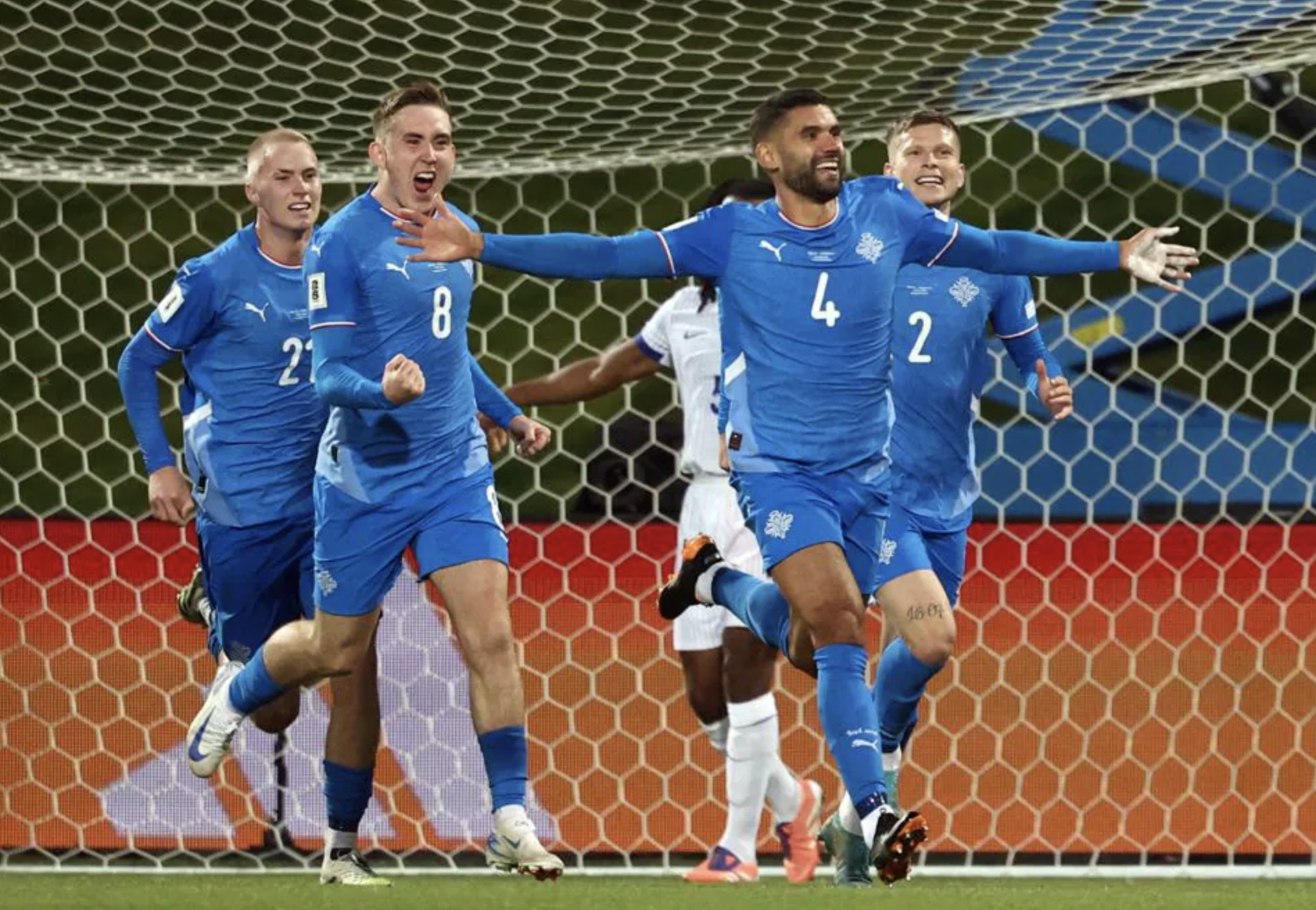 Iceland cầm h&ograve;a cựu v&ocirc; địch thế giới, "G&agrave; trống Gaulois" chưa c&oacute; v&eacute; World Cup - Ảnh 2.