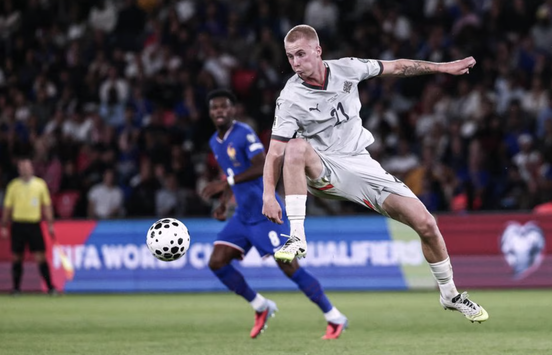 Iceland cầm h&ograve;a cựu v&ocirc; địch thế giới, "G&agrave; trống Gaulois" chưa c&oacute; v&eacute; World Cup - Ảnh 1.
