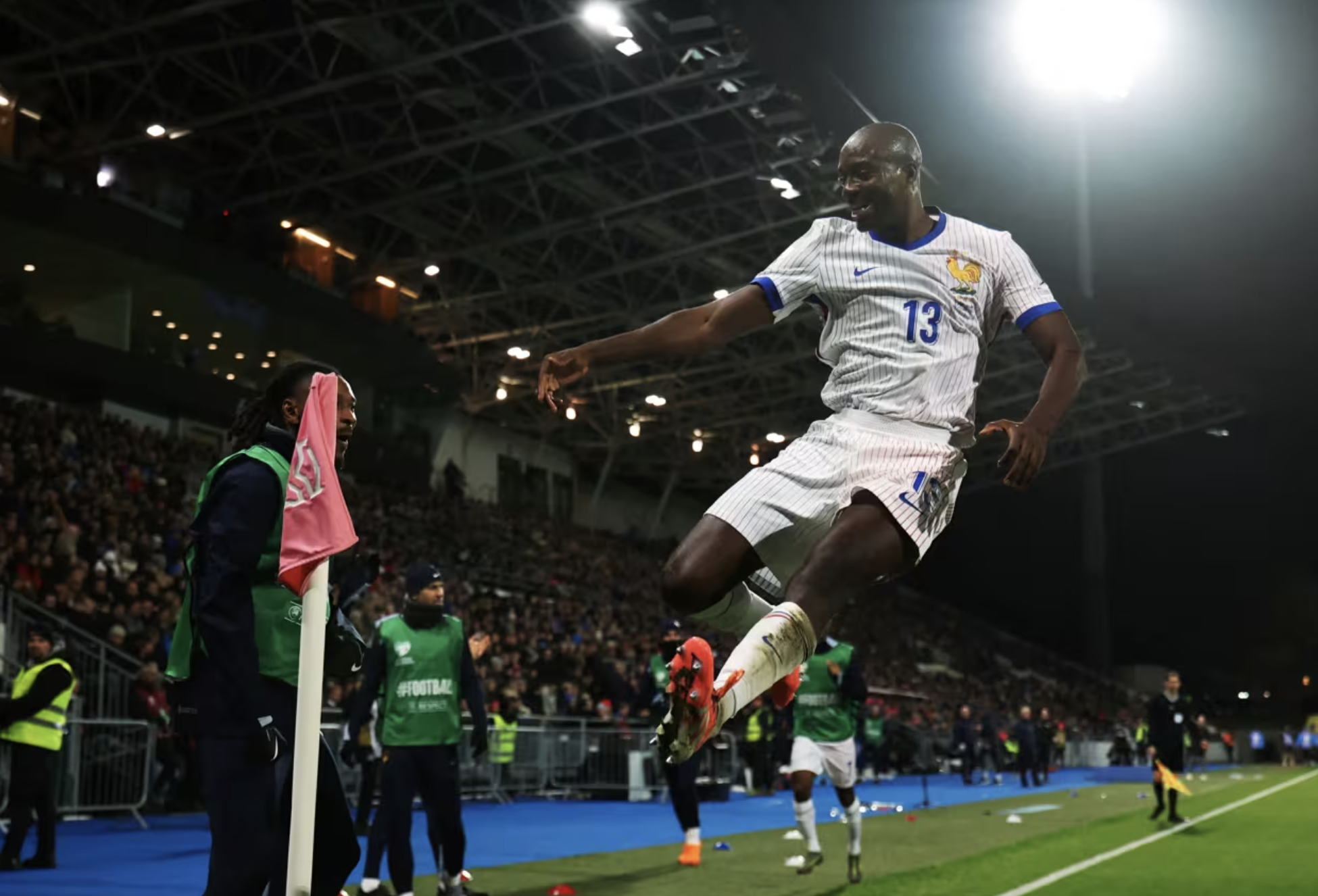 Iceland cầm h&ograve;a cựu v&ocirc; địch thế giới, "G&agrave; trống Gaulois" chưa c&oacute; v&eacute; World Cup - Ảnh 4.