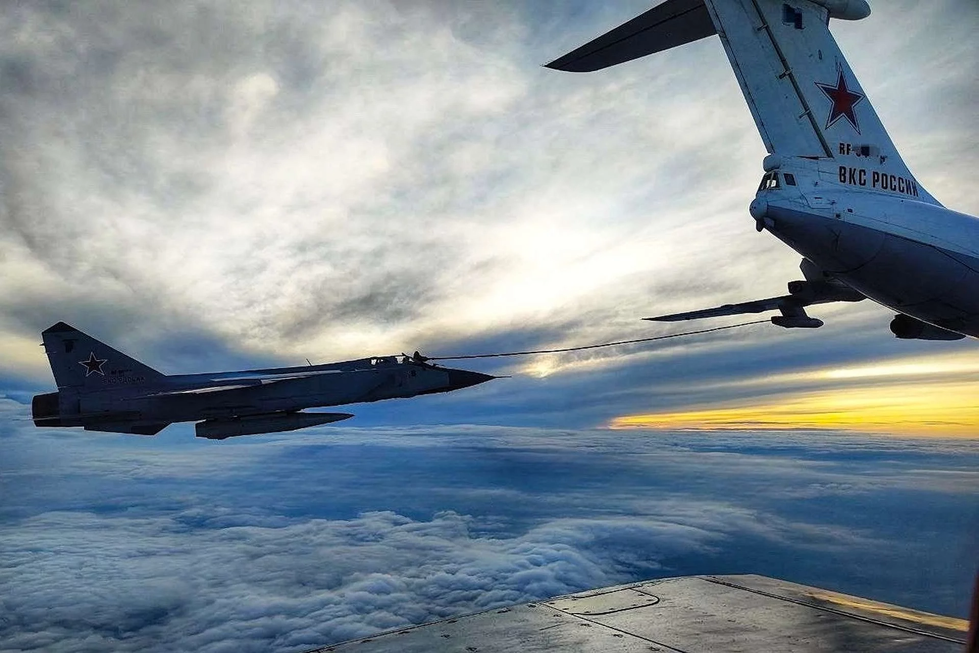 Chiến lược tiếp dầu trên không của MiG-31 làm khó phòng không Ukraine - Ảnh 1.