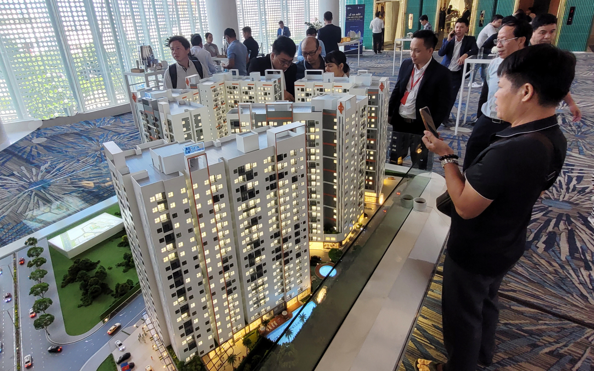 Kiểm soát giá nhà đất, cách nào?