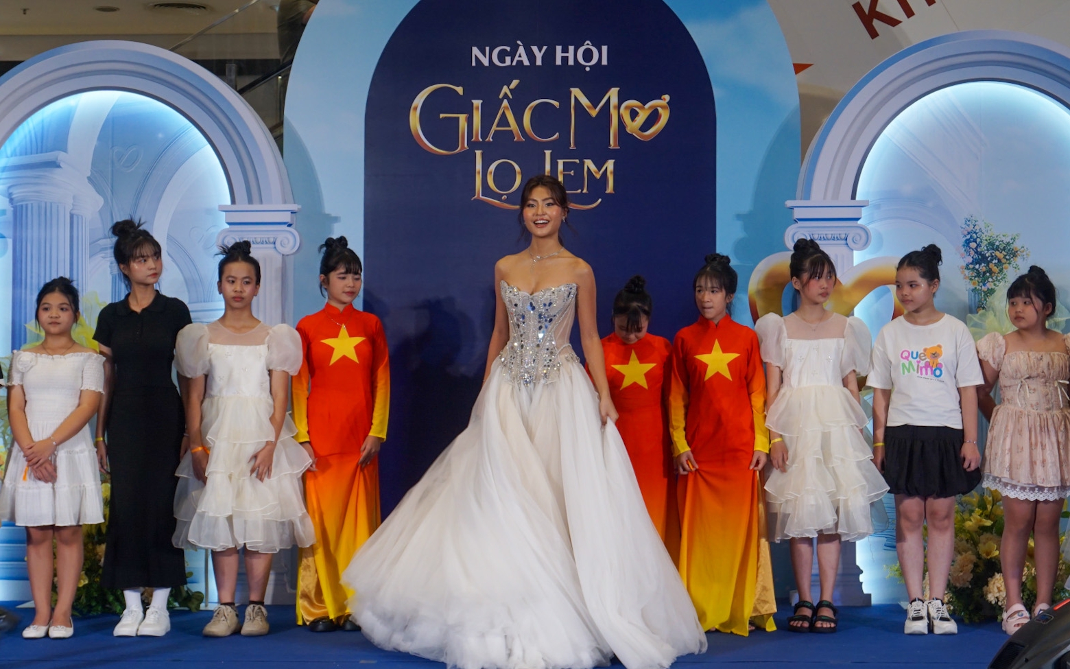 Hoa hậu Xuân Hạnh cùng 100 con công nhân “hóa thân” thành Lọ Lem