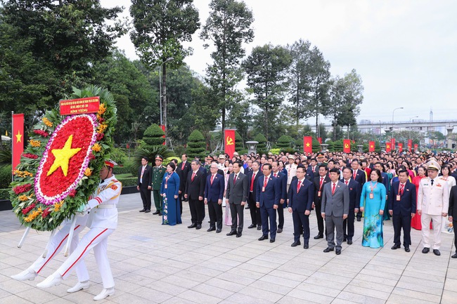 HCMC Party Congress delegates honor martyrs in solemn tribute - Ảnh 1.