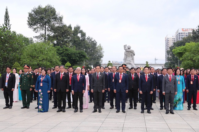 HCMC Party Congress delegates honor martyrs in solemn tribute - Ảnh 2.