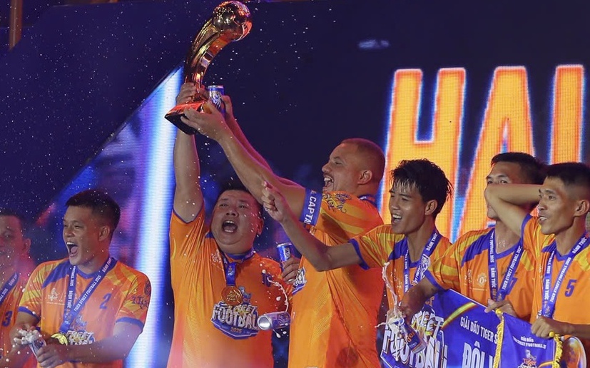 Đội của Wes Brown đánh bại Berbatov và đại diện TP HCM ở giải bóng đá đường phố
