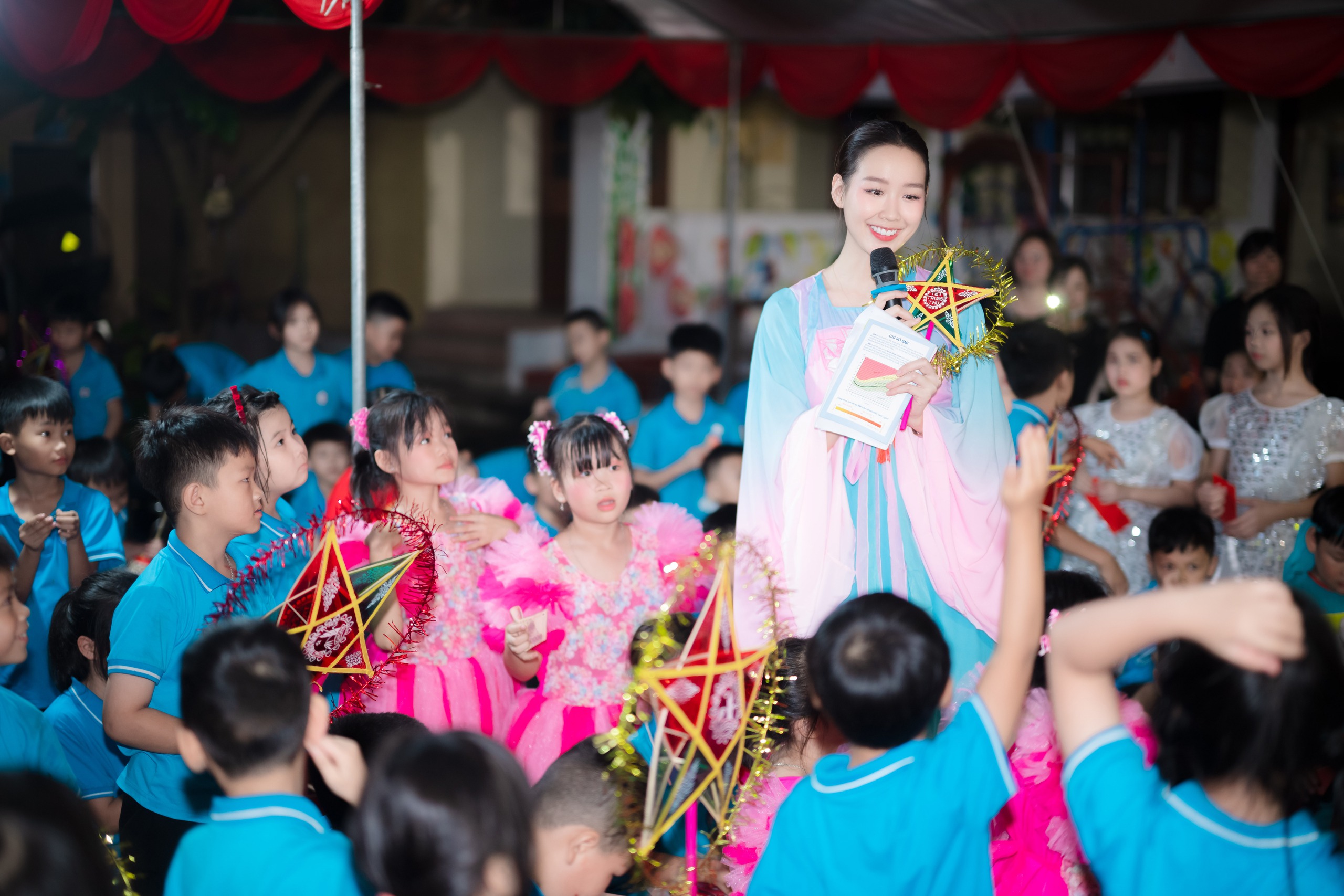 Hoa Hậu Bảo Ngọc "Giao nắng, chuyển y&ecirc;u thương" đến trẻ em v&ugrave;ng lũ tại Lạng Sơn V&agrave; Quảng Ninh   - Ảnh 3.