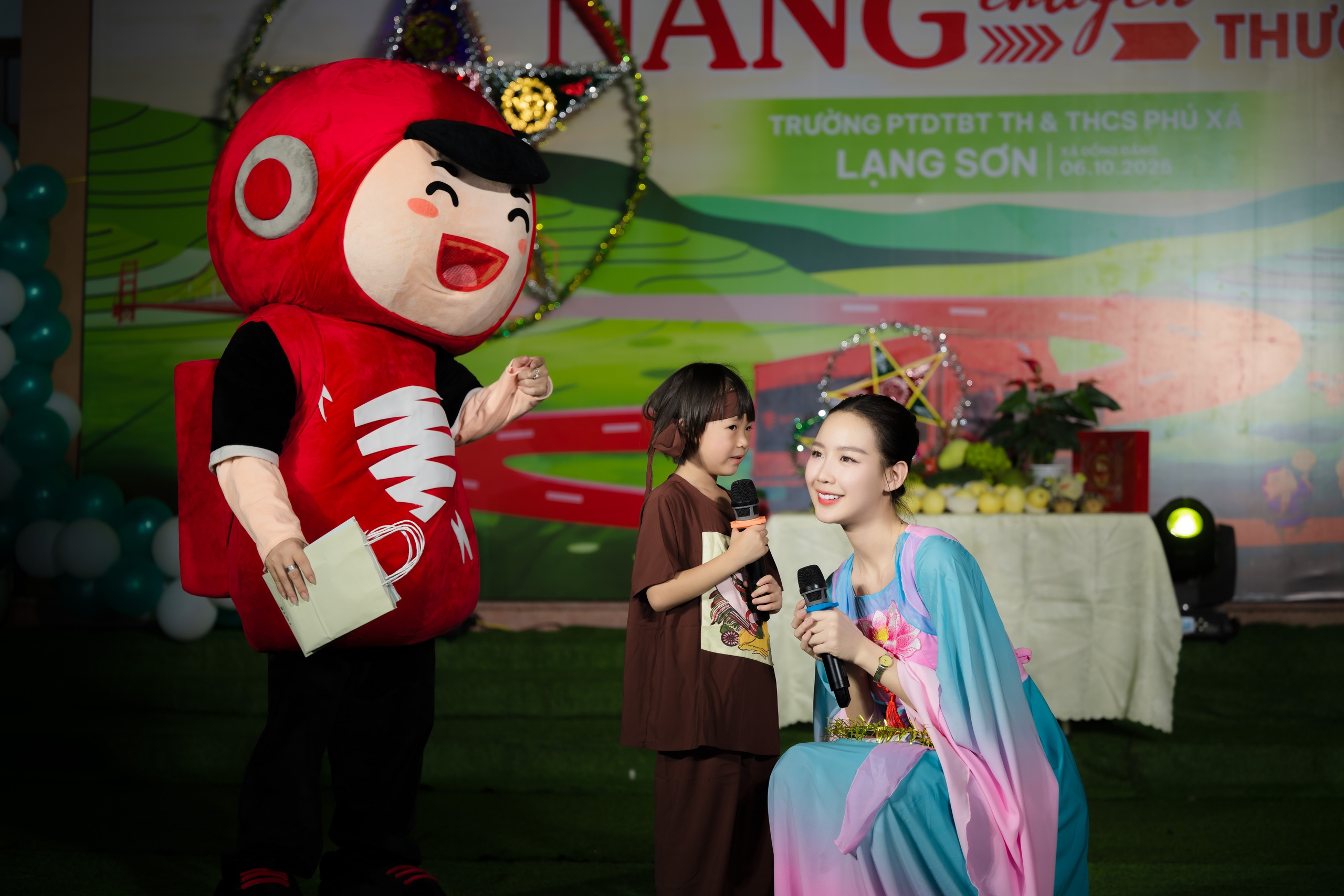 Hoa Hậu Bảo Ngọc "Giao nắng, chuyển y&ecirc;u thương" đến trẻ em v&ugrave;ng lũ tại Lạng Sơn V&agrave; Quảng Ninh   - Ảnh 1.